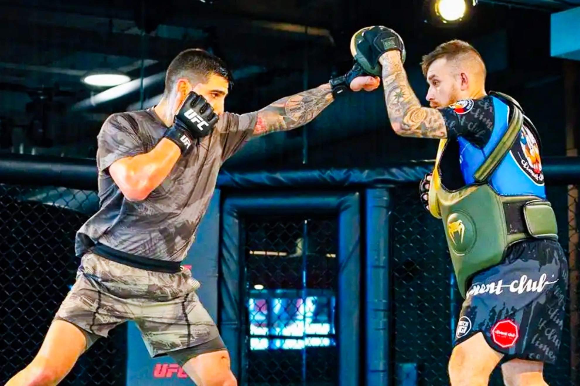 Ilia Topuria, junto a Javi Climent en un entrenamiento.