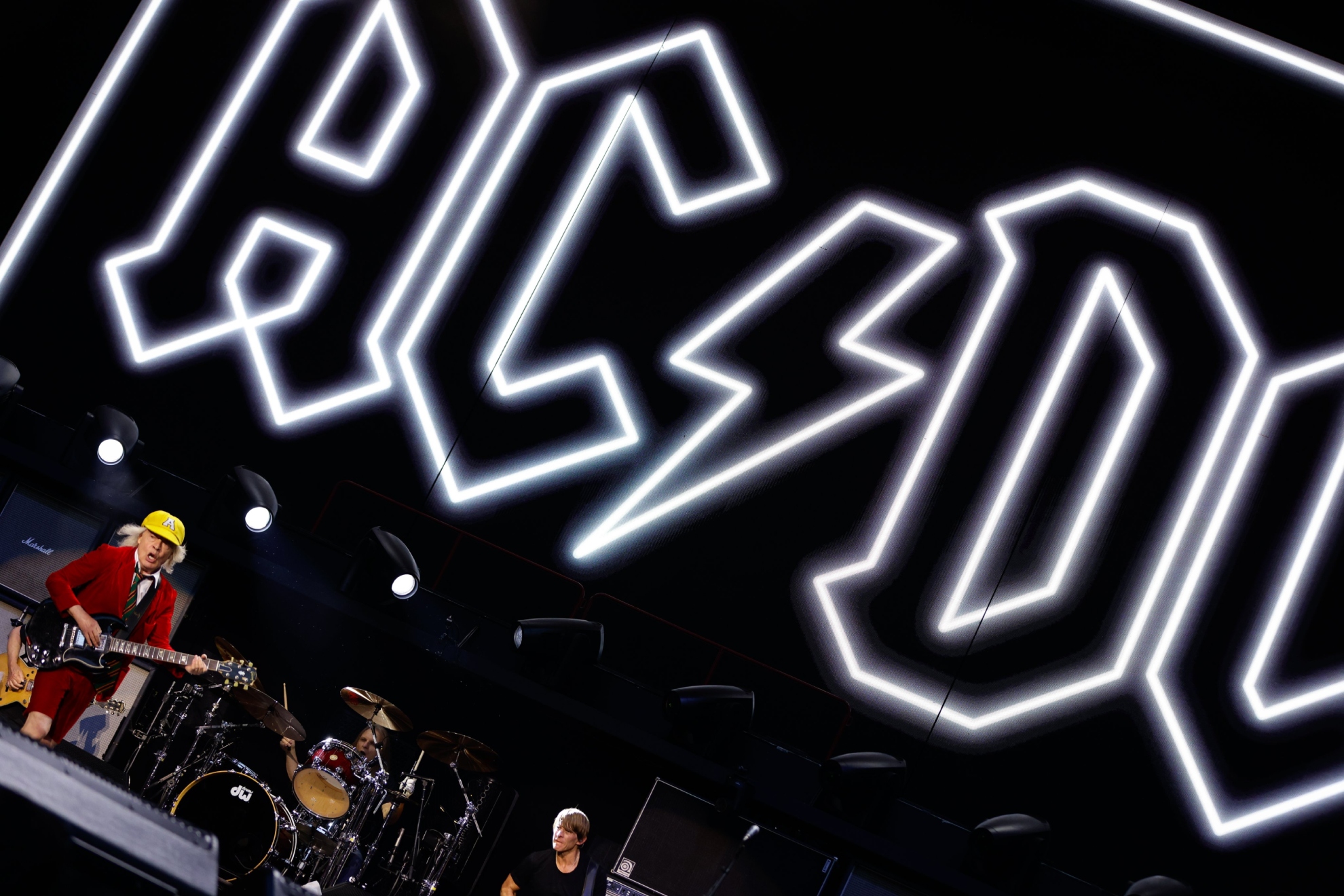 El veterano rayo de AC/DC hace vibrar al Metropolitano