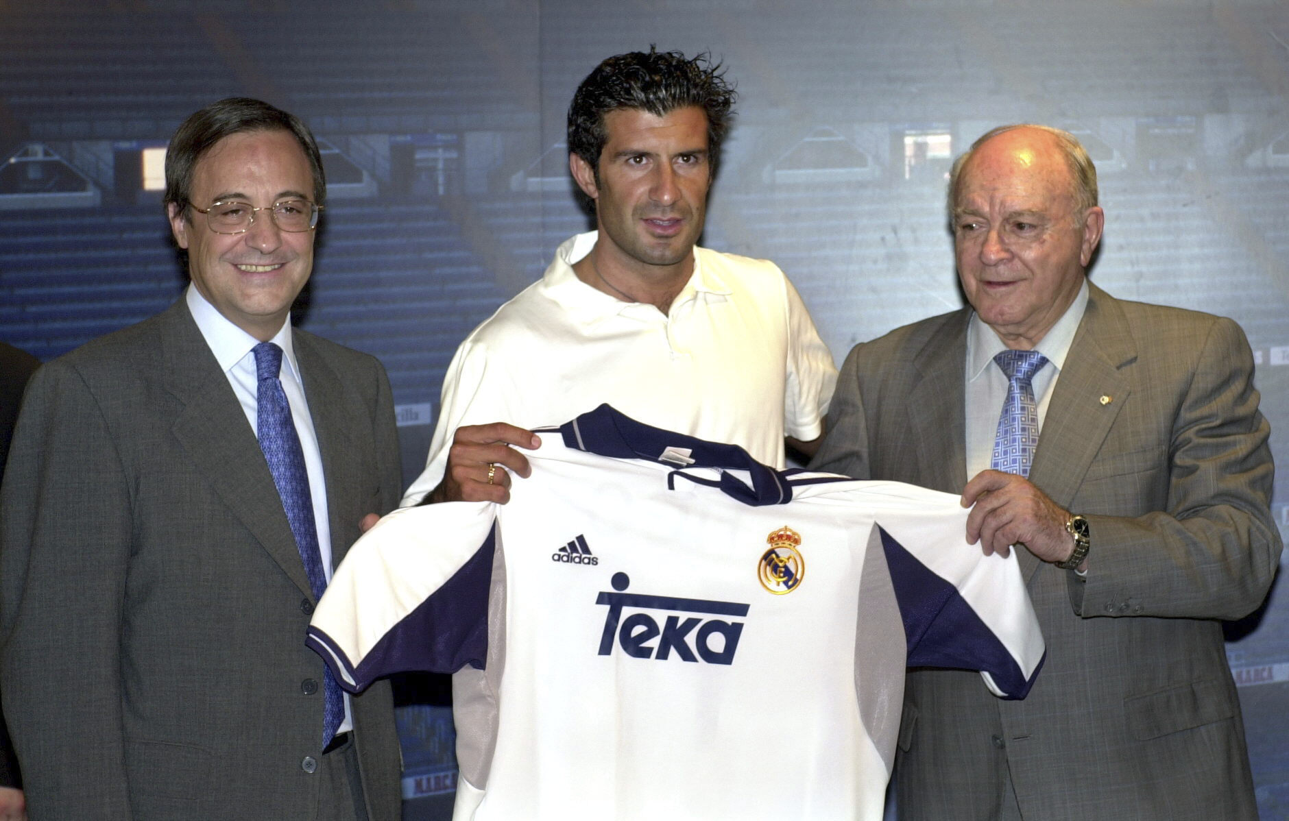 MD.29 MADRID,24-7-00.-El portugues Luis Figo,acompañado por el presidente del Real Madrid ,Florentino Perez ,iz, y Alfredo Di Stefano ,presidente honorario del club merengue,durante su presentacion,esta tarde en la sala de trofeos del estadio Santiago Bernabeu,como nuevo jugador del Real Madrid,con quien se ha comprometido para las proximas seis temporadas.EFE/JOSE HUESCA +++IMAGEN DIGITAL++[IMAGEN DIGITAL]