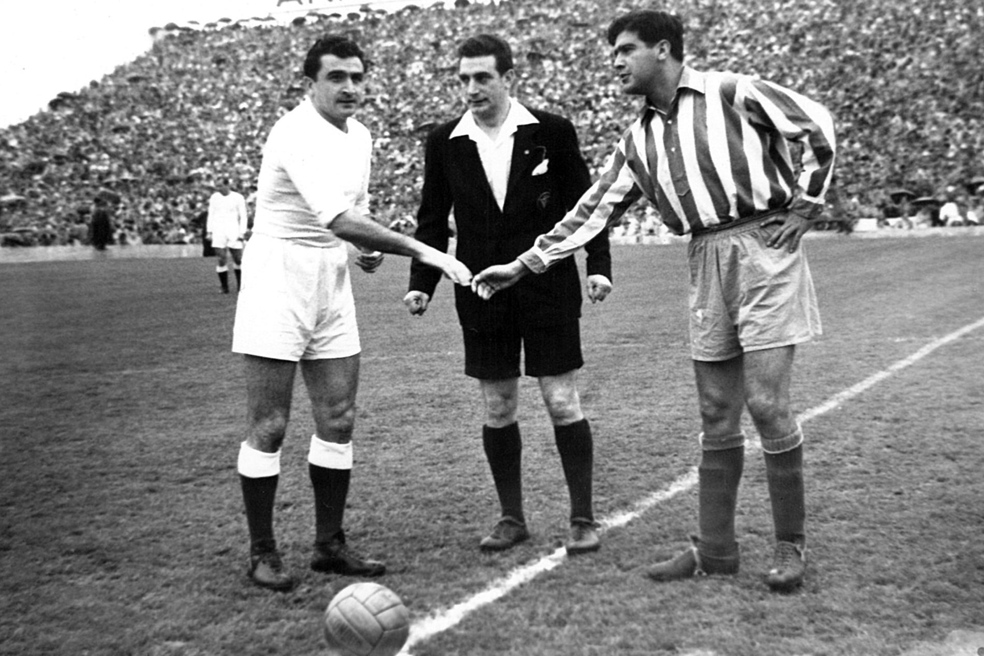 Miguel Muñoz y Adrián Escudero se saludan antes de un derbi.