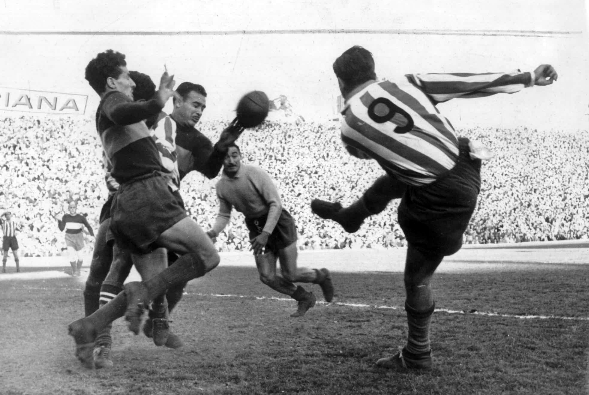 Remate de Escudero ante Boca Juniors.
