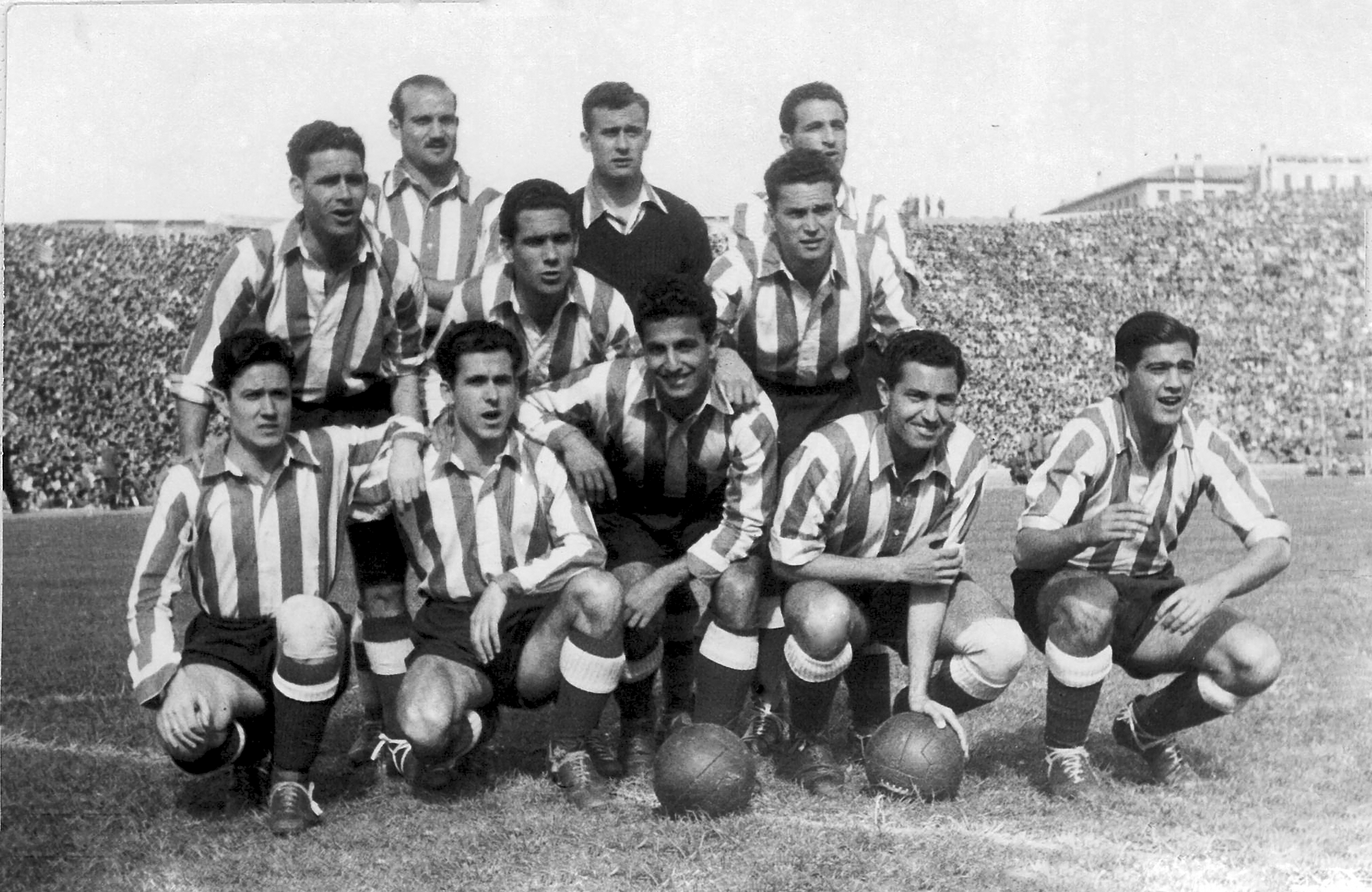 Los jugadores atléticos posan antes de un partido, y entre ellos se encuentran los conocidos como la delantera de Seda (agachados).