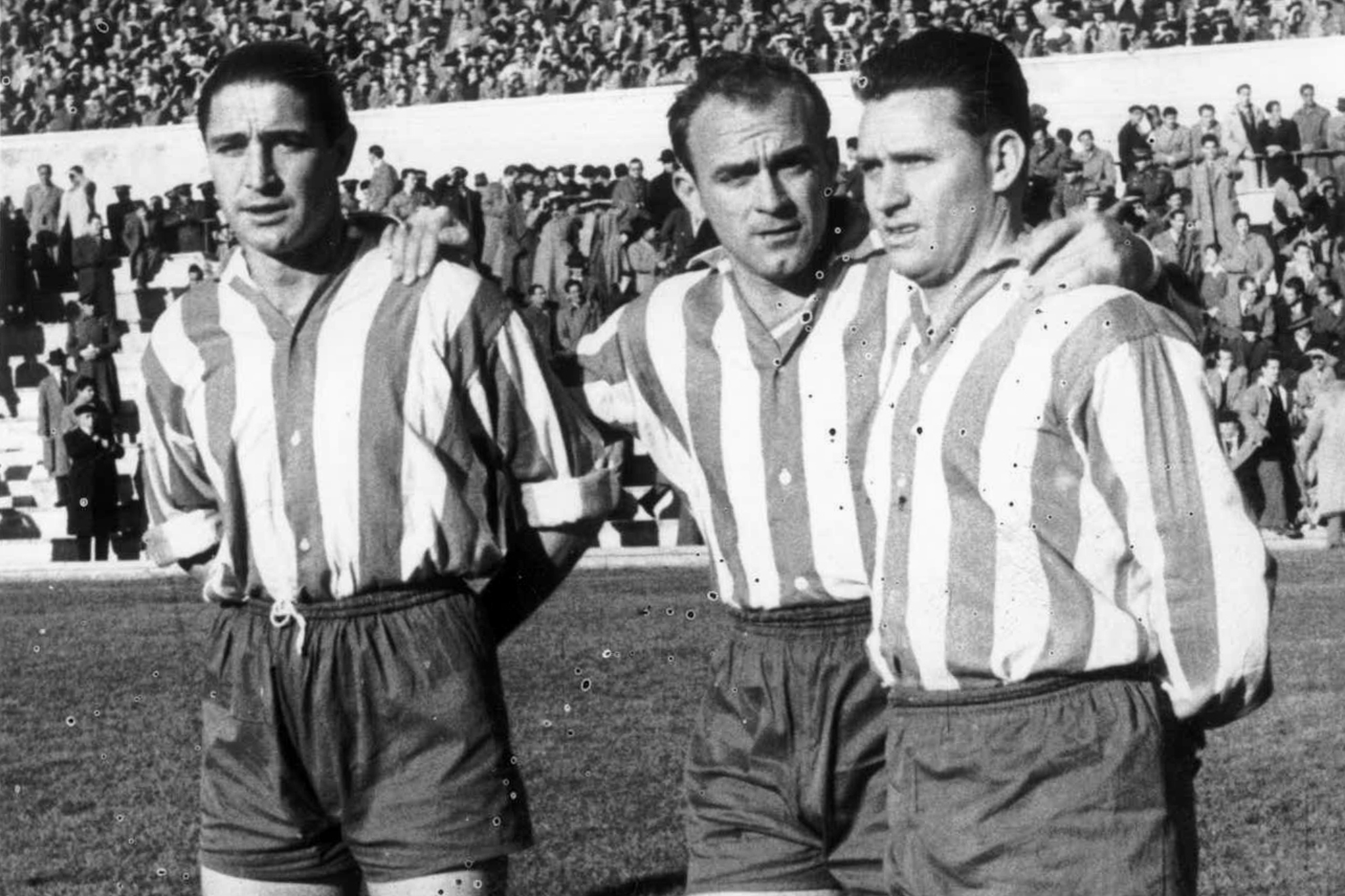 Los madridistas Oliva, Di Stéfano y Molowngy, con la camiseta del Atlético en el homenaje a Escudero.