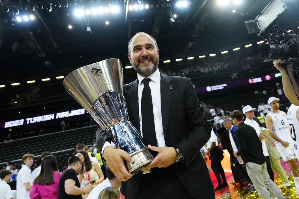 Chus Mateo, con el trofeo de la Euroliga que conquistó el Madrid en Kaunas en 2023.