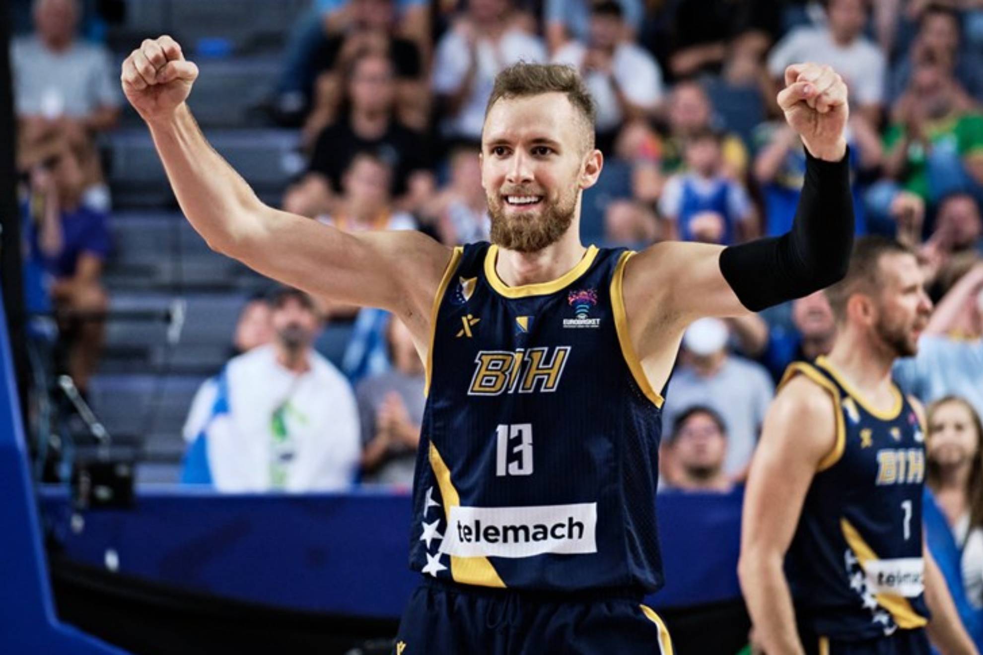 Dzanan Musa celebrates a basket with the selection of Bosnia and Herzegovina.