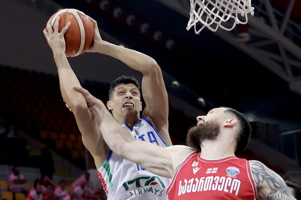 Simone Fontecchio attacks the rim of Georgia defended by Sandro Mamukelashvili.
