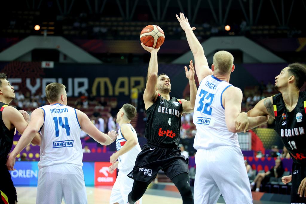 Emanuel Lecomte launches at the basket trying to avoid the Tryggvi Hlinason cap.