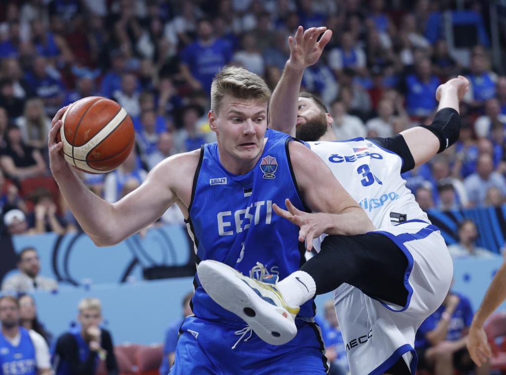 Martin Kriz, in an acrobatic position after trying to steal the ball to the Estonian Kasper Treier.