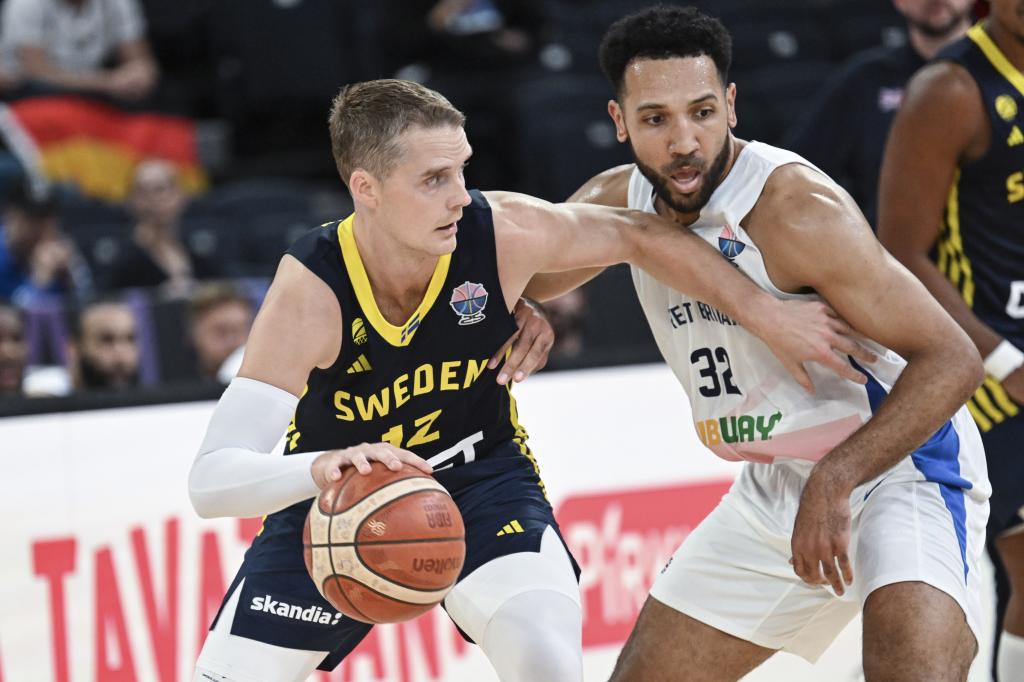 The Swedish Ludvig Hakanson tries to overcome the defense of English Patrick Whelan.