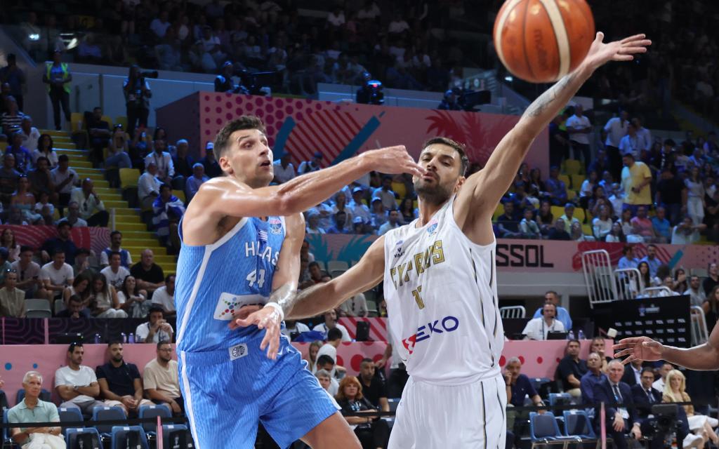 Michalis Koumis, defended by Dinos Mitoglou.