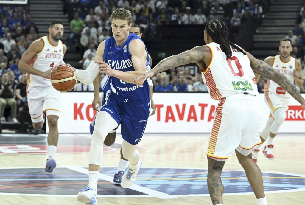 Lauri Markkanen tries to penetrate a basket defended by Kyle Allman.