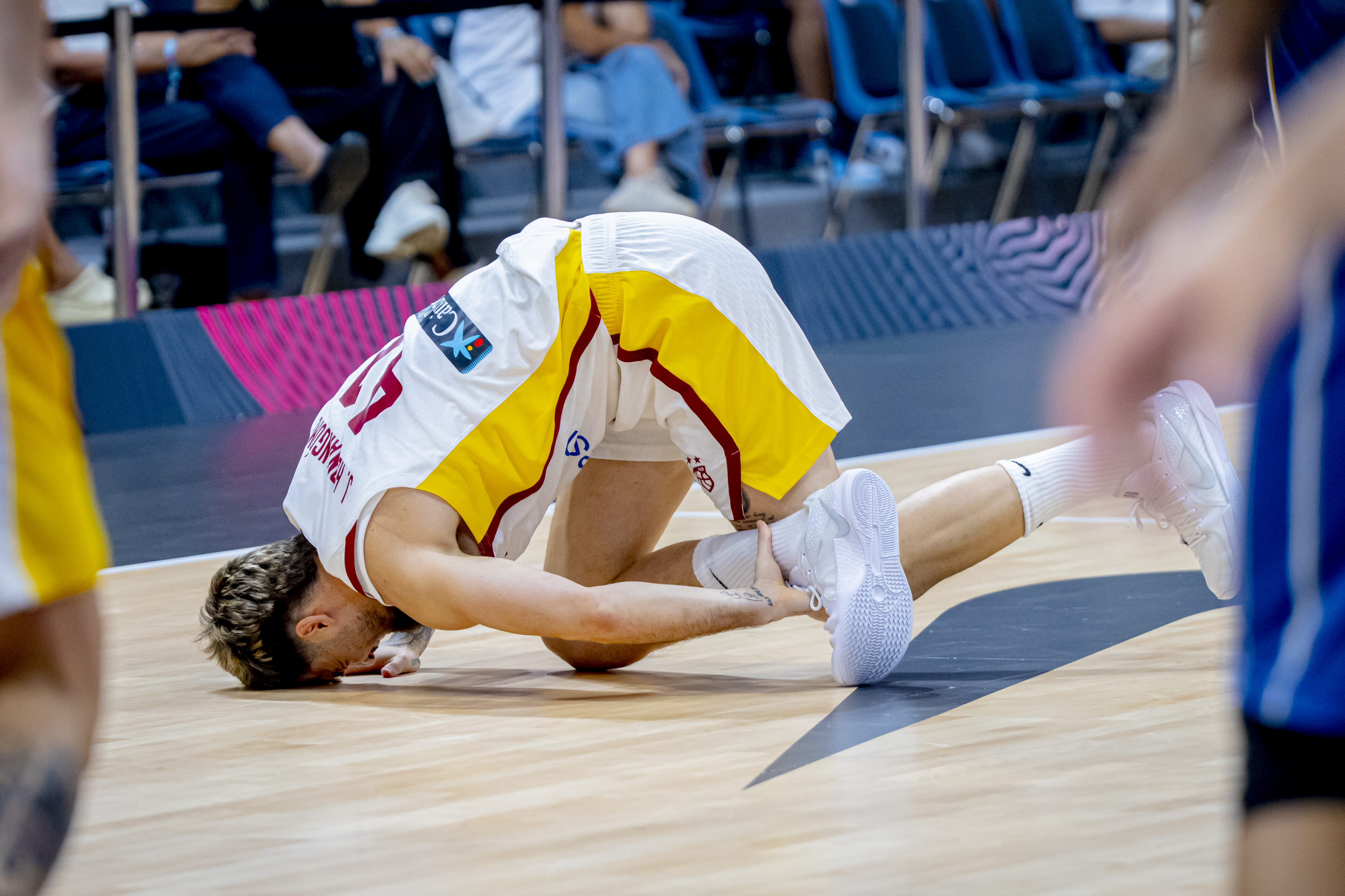 Juancho Hernangómez laments after twisting ankle.