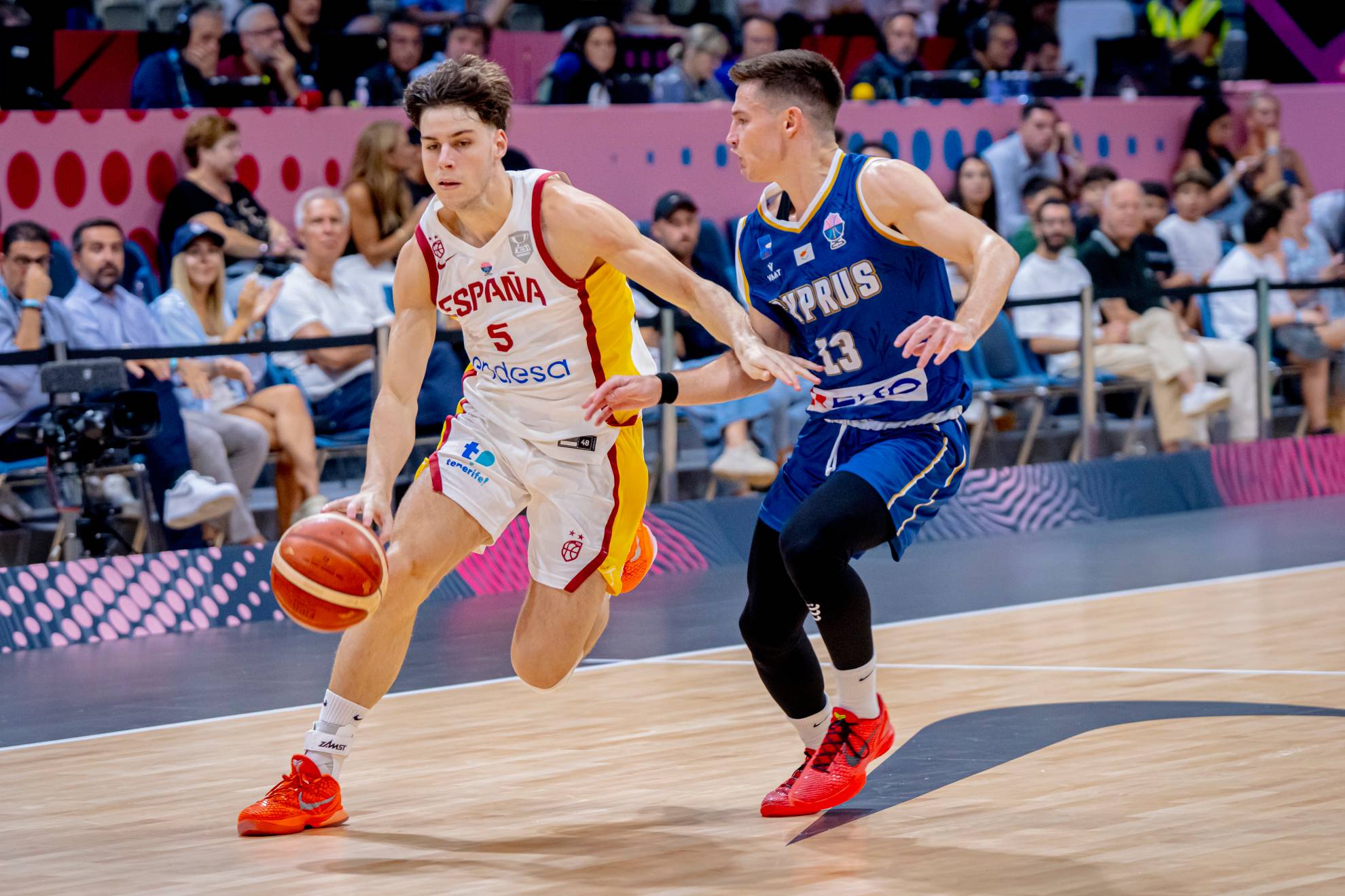 Mario Saint-Supery directs an attack of the selection.