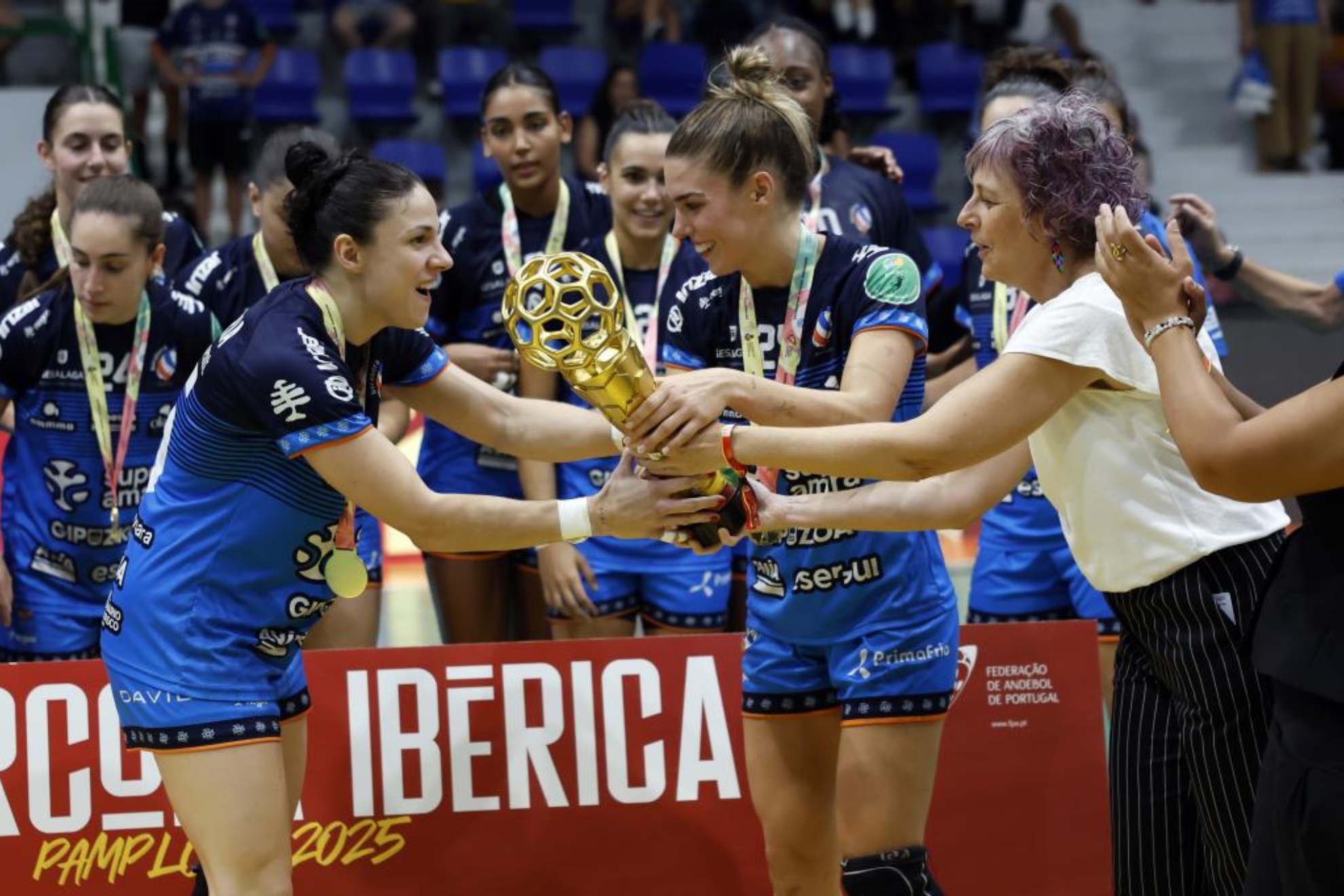 Las jugadoras del Bera Bera reciben el trofeo de campeonas de la Supercopa Ibérica.
