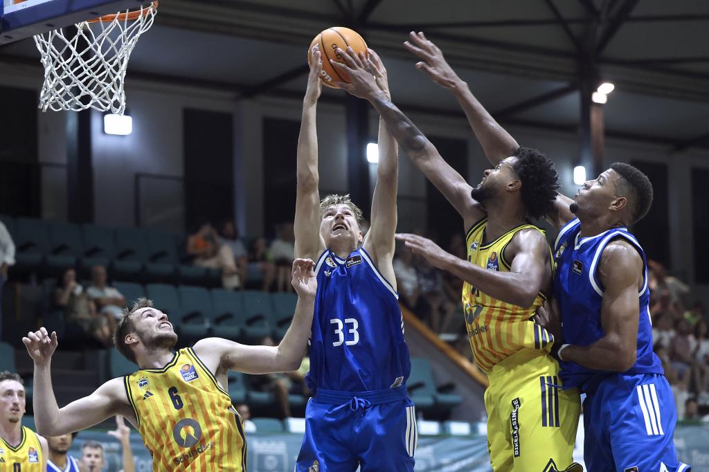 Real Madrid Gunars Grinvalds players, and Walter Tavares (d) fight for the ball with the players of Alba Berlón, Malte Delow and Norris Agbakoko (2D).