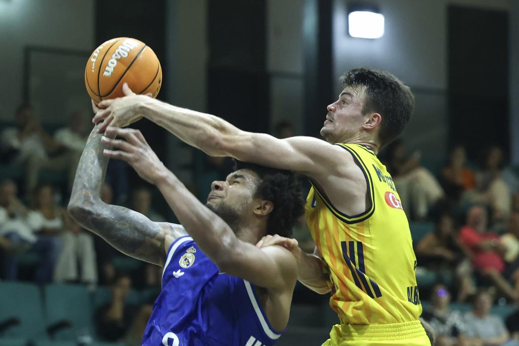 Chuma Okeke ante Jonas Mattissck.