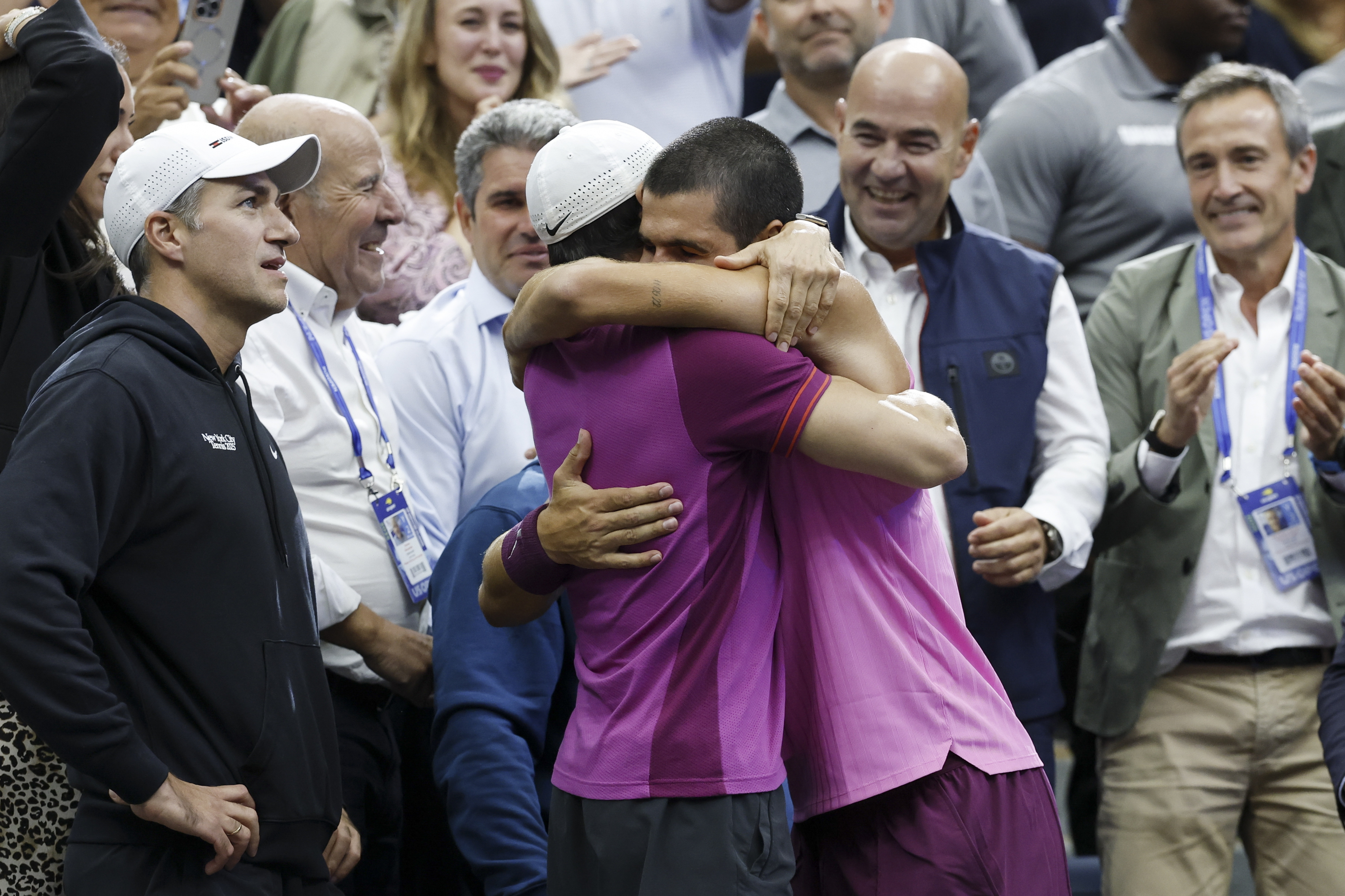 Alcaraz se abraza a su fisio Juanjo Moreno.