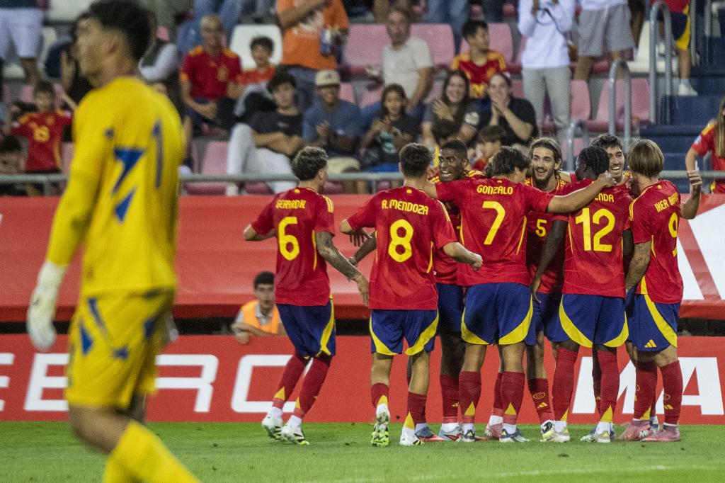 يحتفل لاعبو فريق SUB21 الإسبان بالهدف في اجتماع التصنيف الأوروبي لعام 2027.
