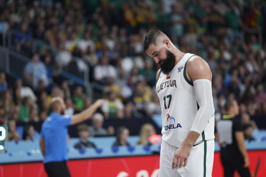 Jonas Valanciunas, Cabizbajo after a personal fault is pointed out.