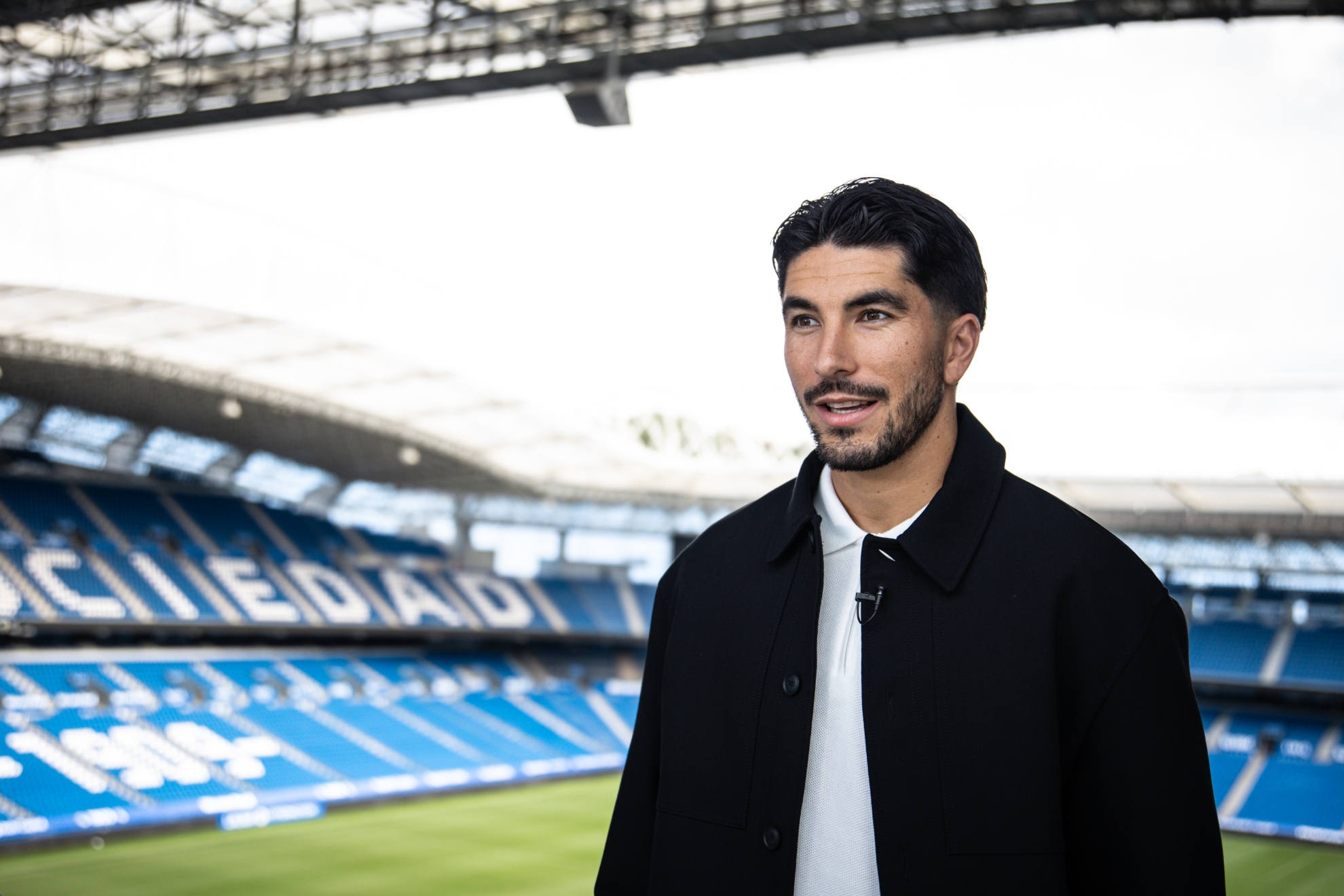 Carlos Soler posa en Anoeta, el día de su fichaje por la Real.