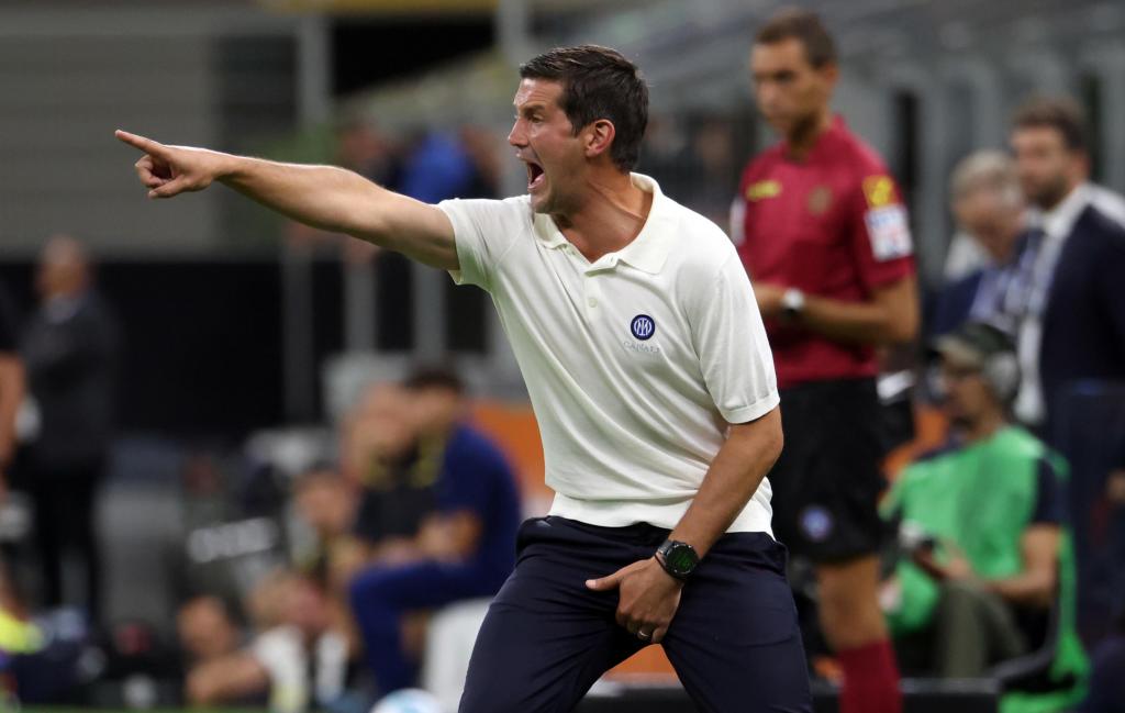 Chivu dà ordini dalla band