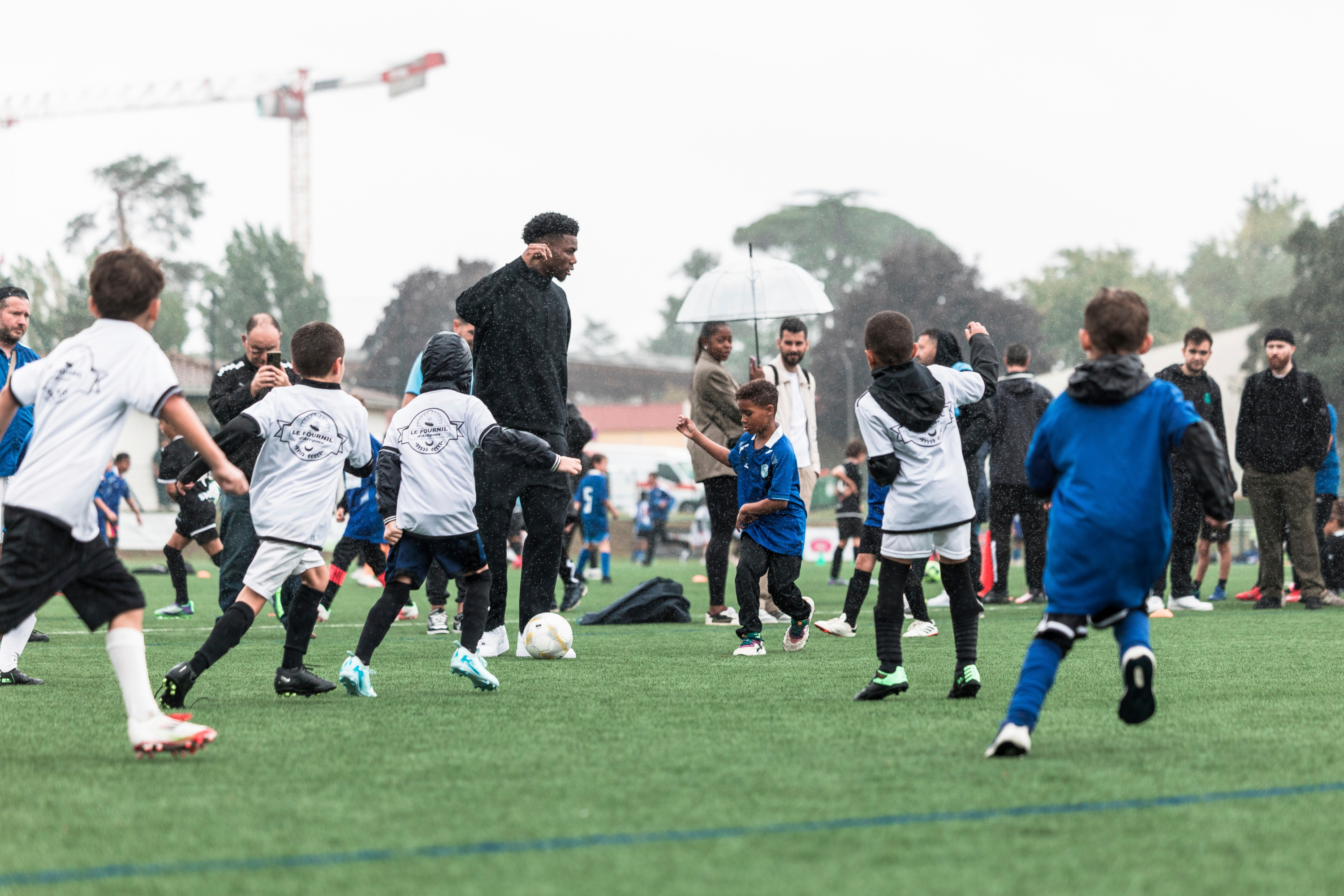 Tchouaméni, jugando en el césped junto a algunos niños