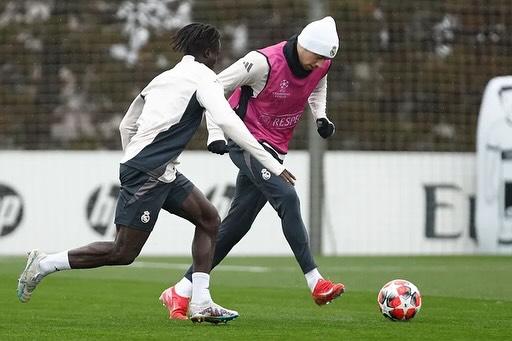 Baba Diocou defiende a Valverde durante un entrenamiento del primer equipo