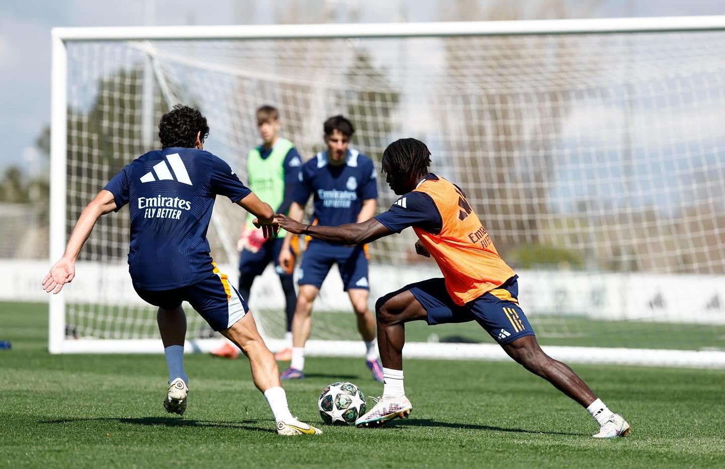 Baba trata de regatear a Vallejo durante un entrenamiento con el primer equipo del Madrid