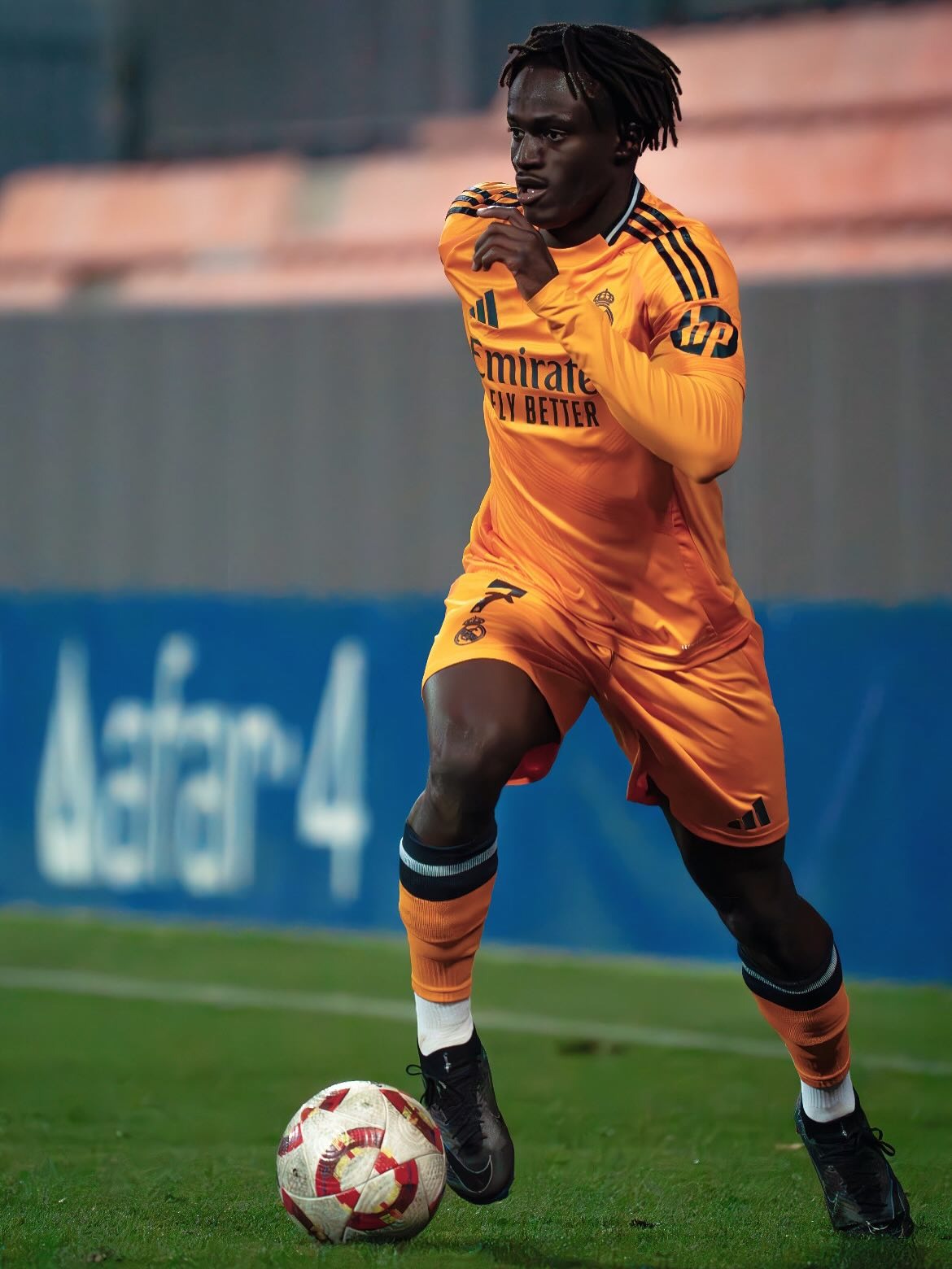 Baba Diocou durante un partido con el Real Madrid.