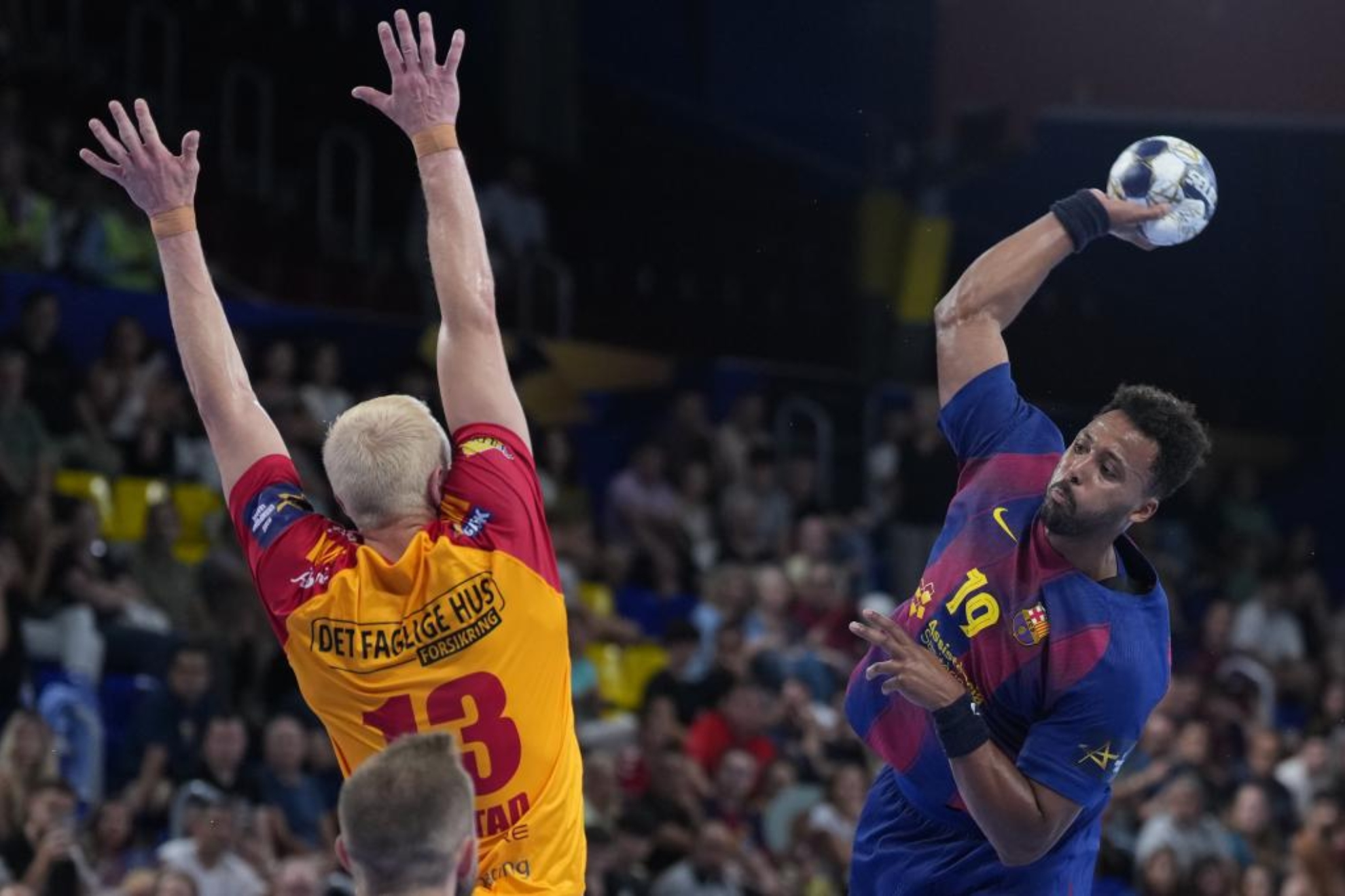 El lateral francés del Barça N'guessan lanza ante el GOG.