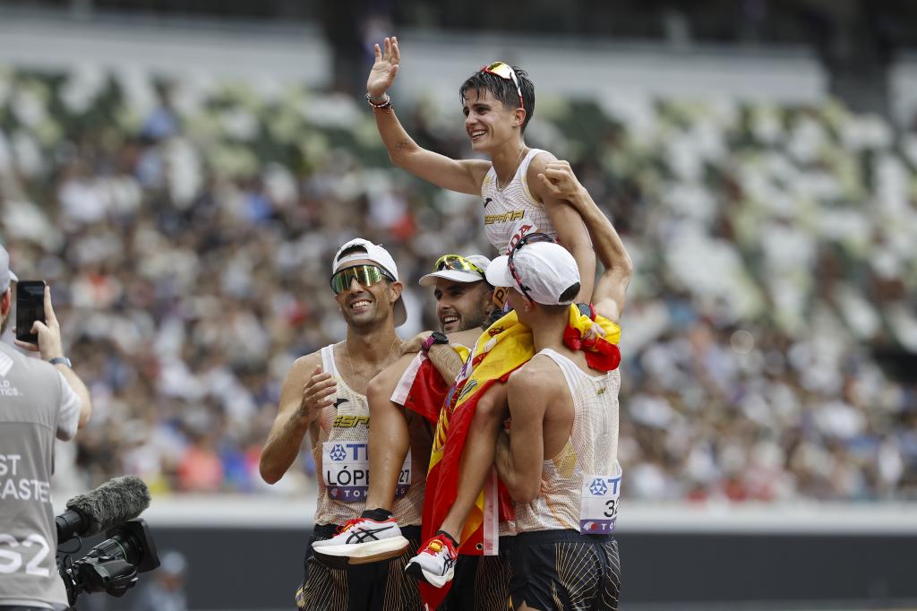 Los marchadores españoles festejan el oro de María