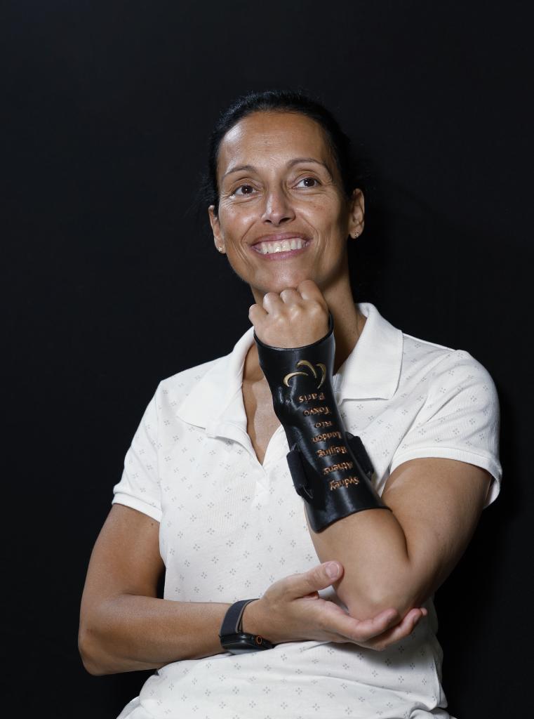 Teresa Perales con la férula en la que lleva escritos los 7 Juegos en los que competido.