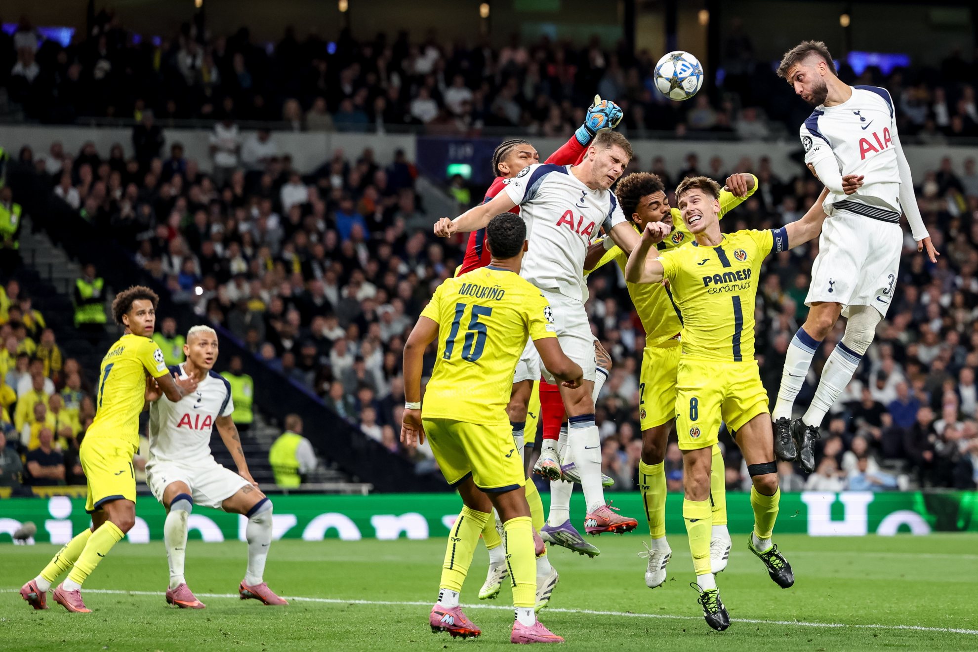Un momento del partido entre Villarreal y Tottenham.