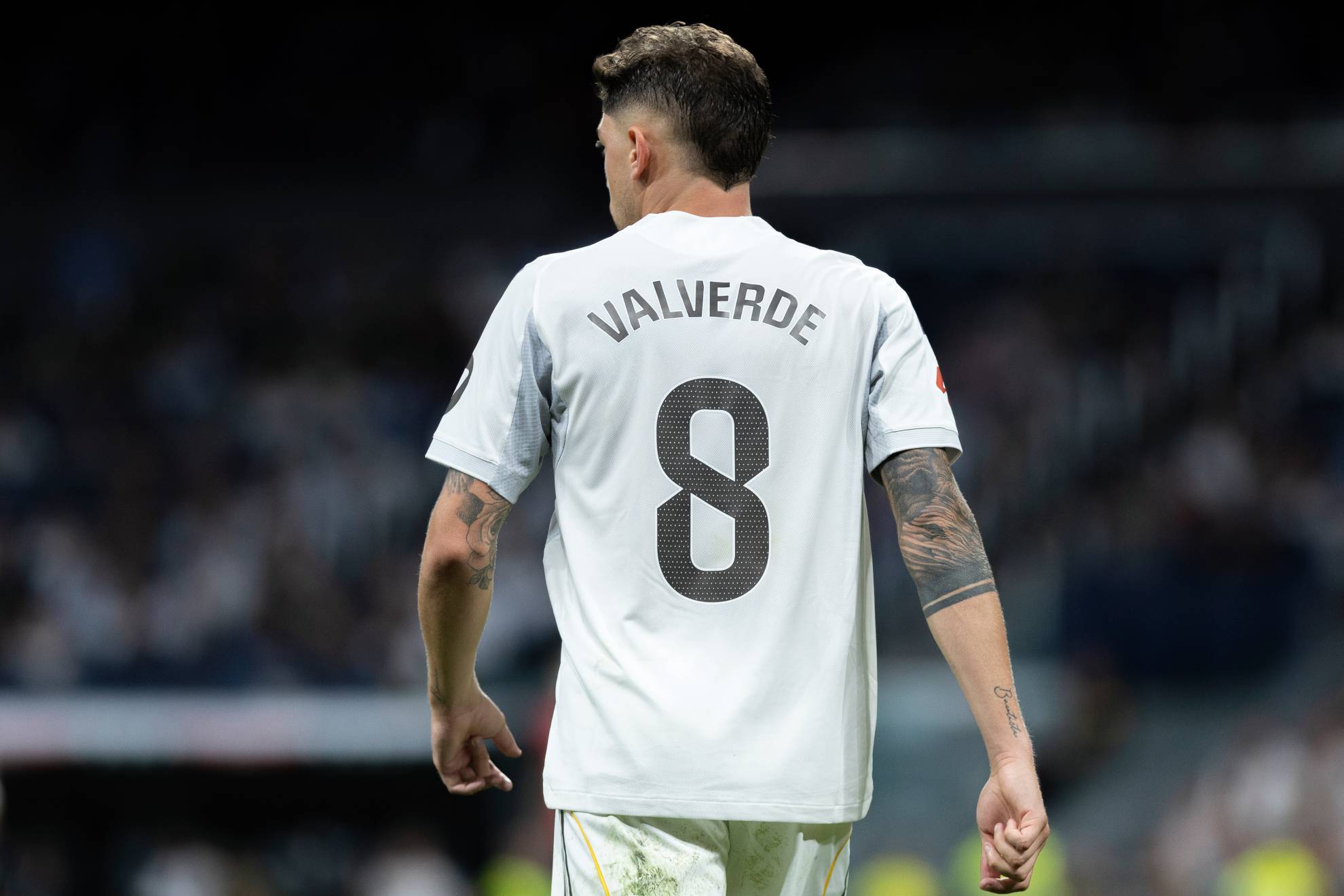 Fede Valverde durante un partido en el Bernabéu.