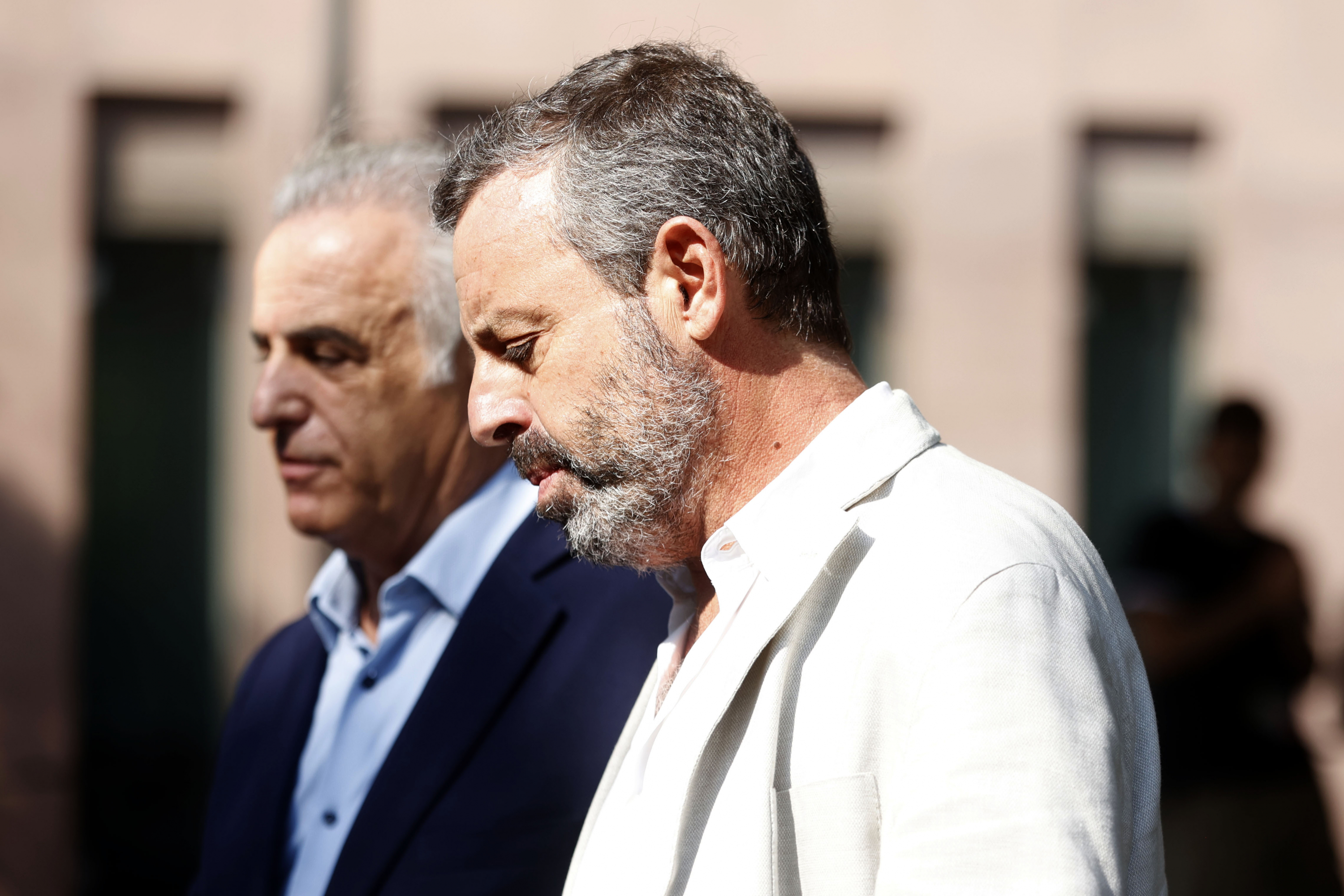 Sandro Rosell y su abogado Pau Molins a la salida de los juzgados.