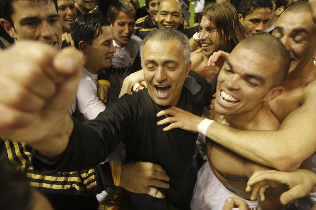 Mourinho celebra la Liga ganada con el Real Madrid.