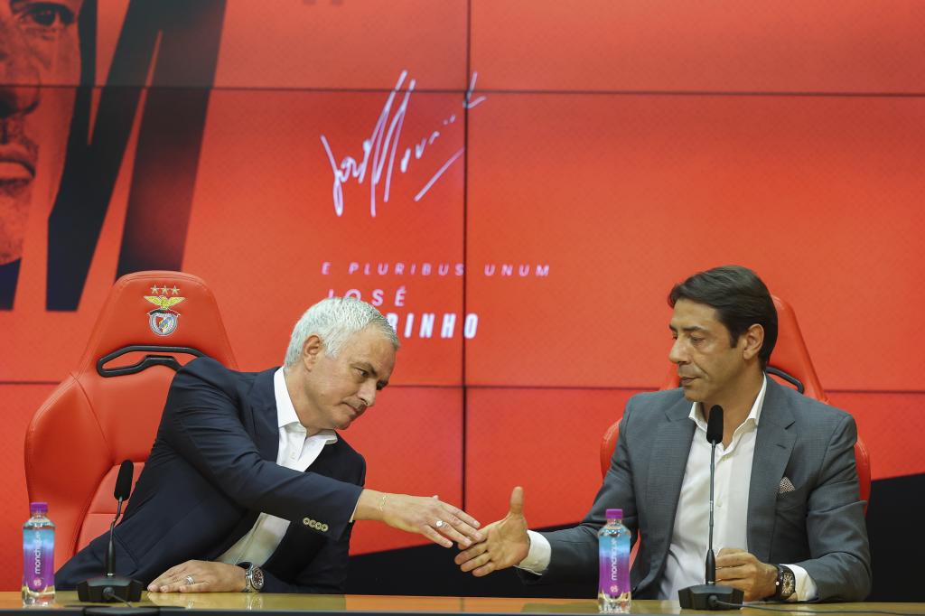 Mourinho se da la mano con Rui Costa.