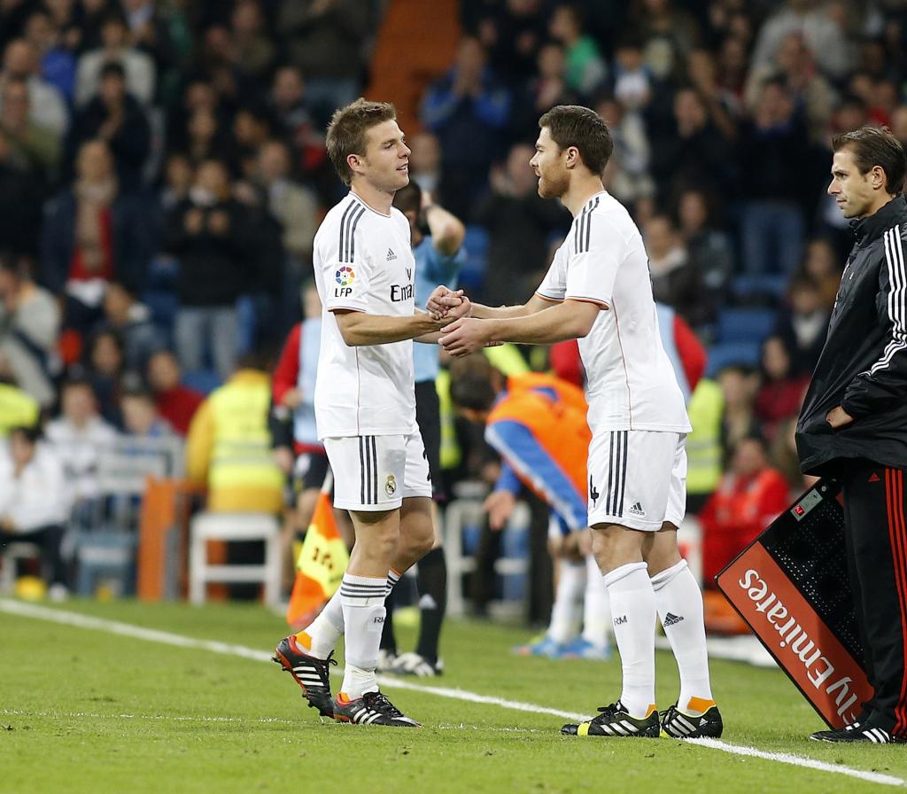 Illarramendi abandona el terreno de juego sustituido por Xabi Alonso