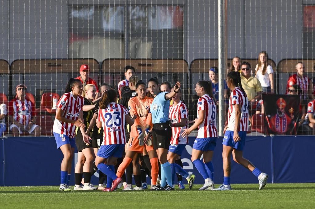 Las jugadoras rojiblancas reclamando la mano de Anvegard en el primer tanto de las suecas.Madrid