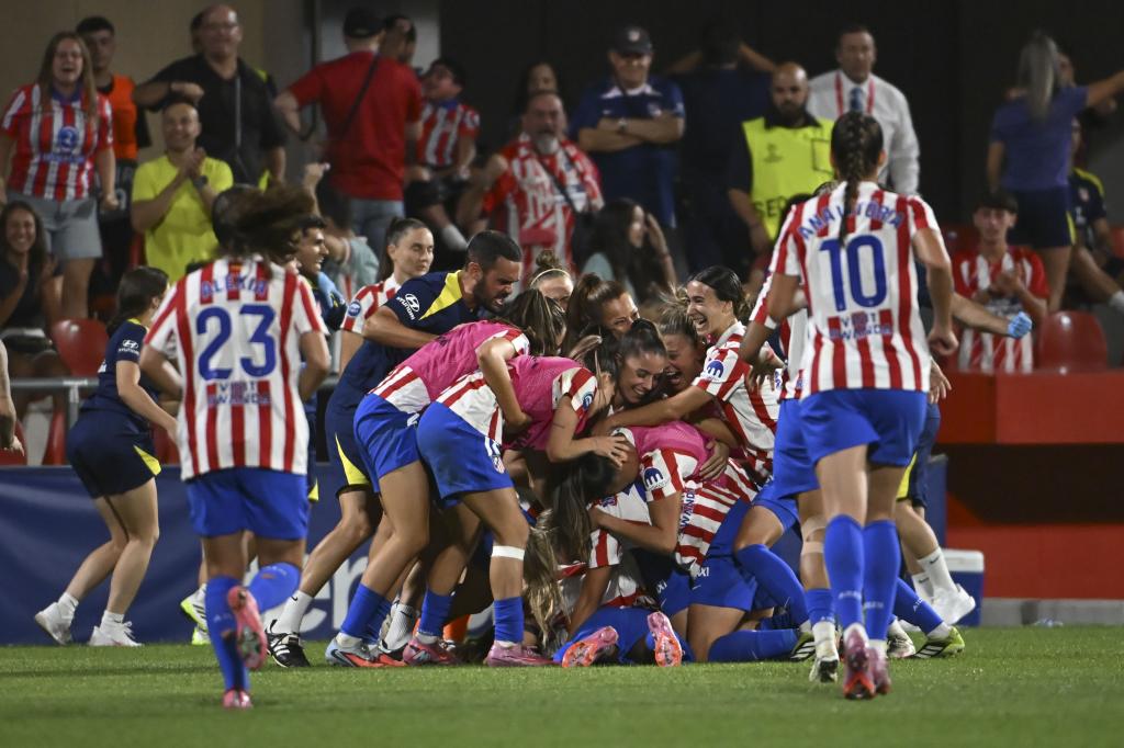 Las jugadores del Atlético de Madrid celebran el 1-1 del gol de penalti de Luany