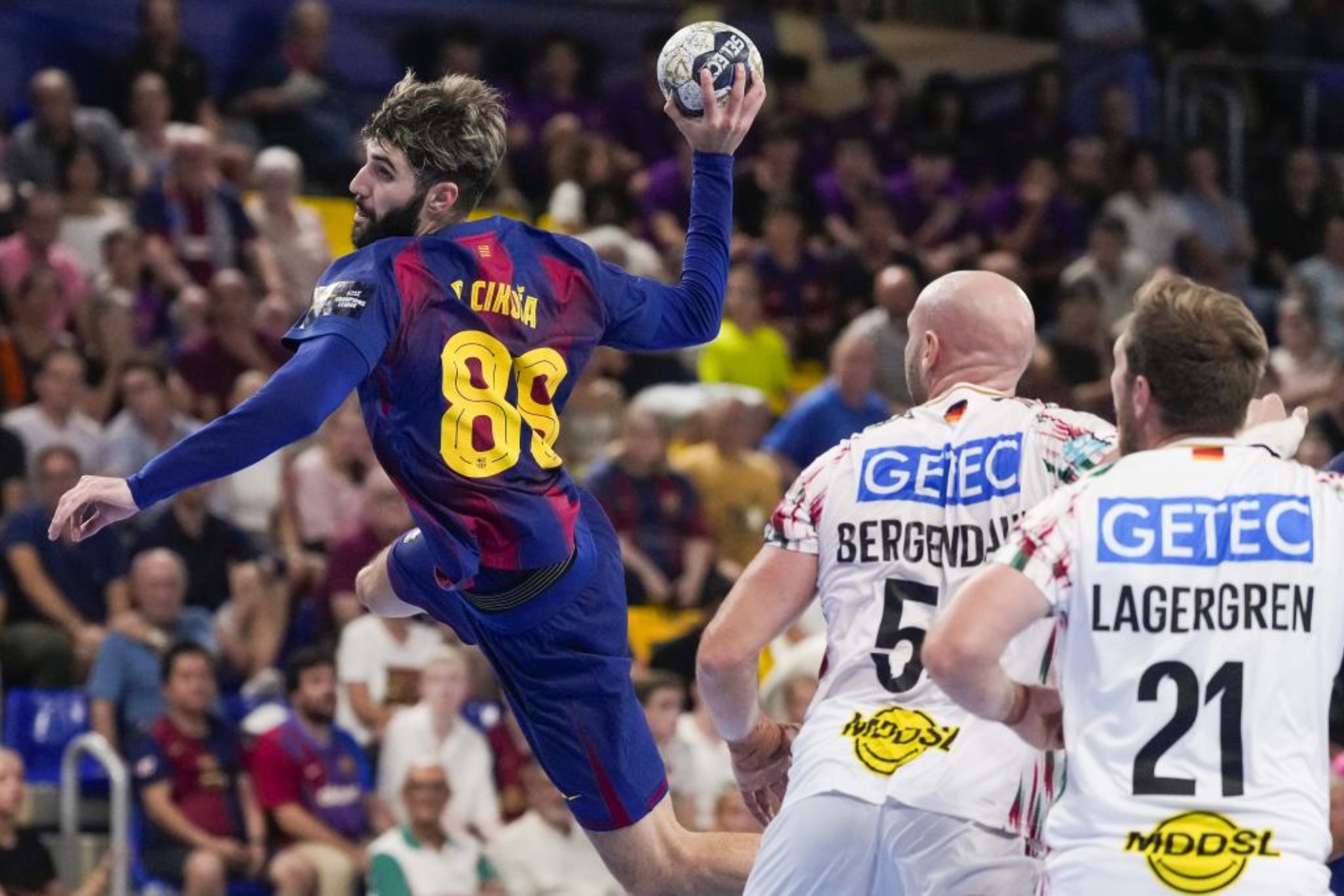 El central del Barça Petar Cikusa lanza ante el Magdeburg.