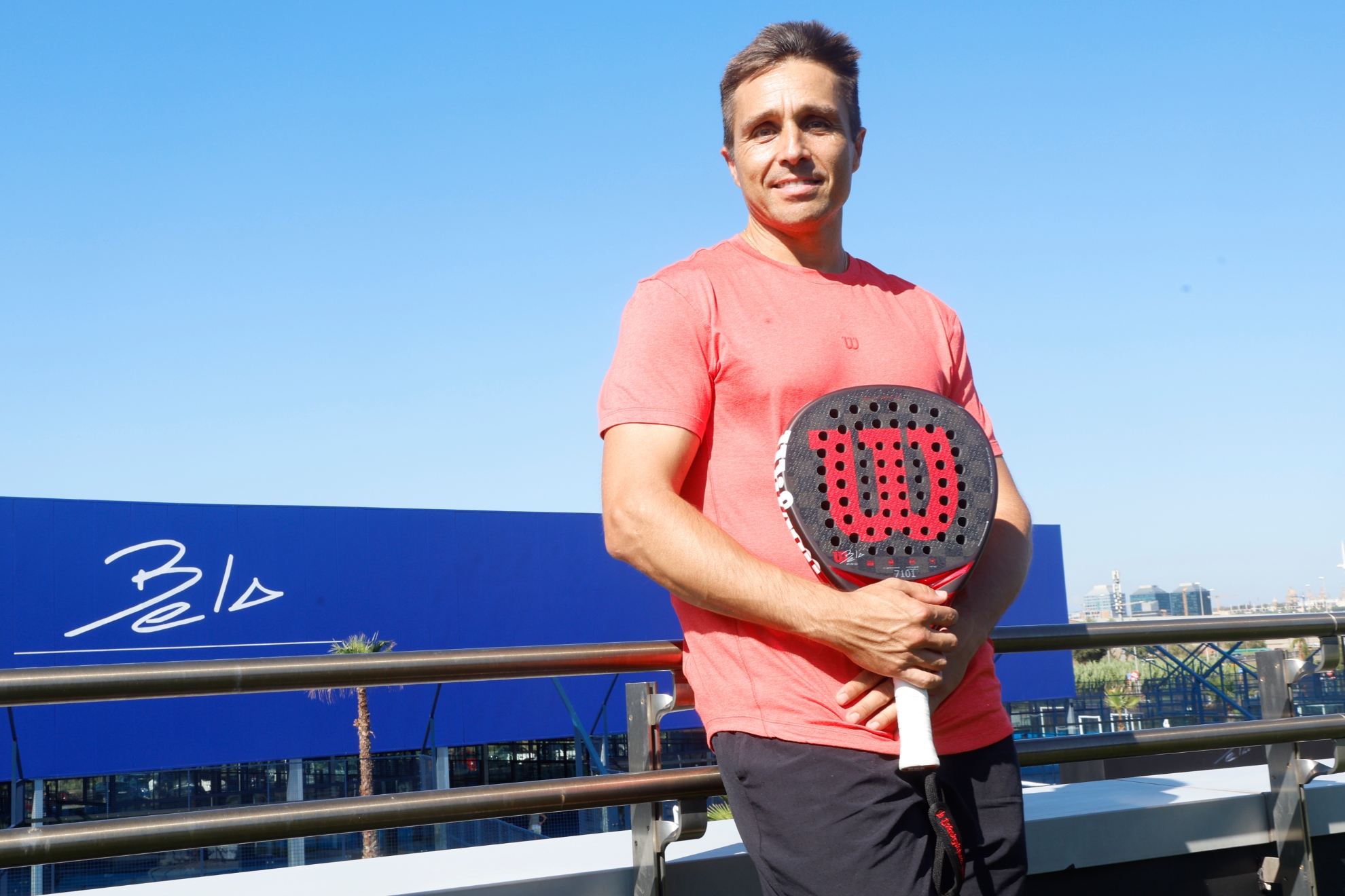 Belasteguín posa para MARCA en el Bela Padel Center de Barcelona.