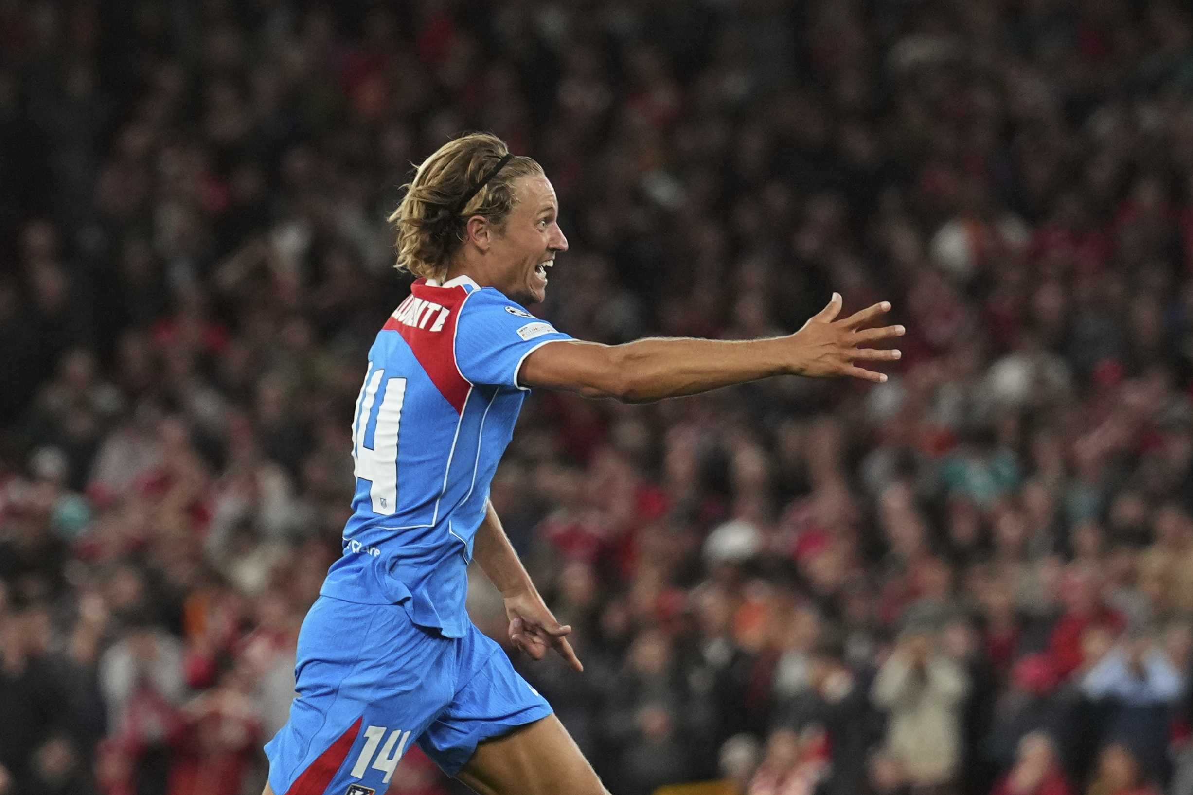 Marcos Lorente, celebrando su golf en anfield