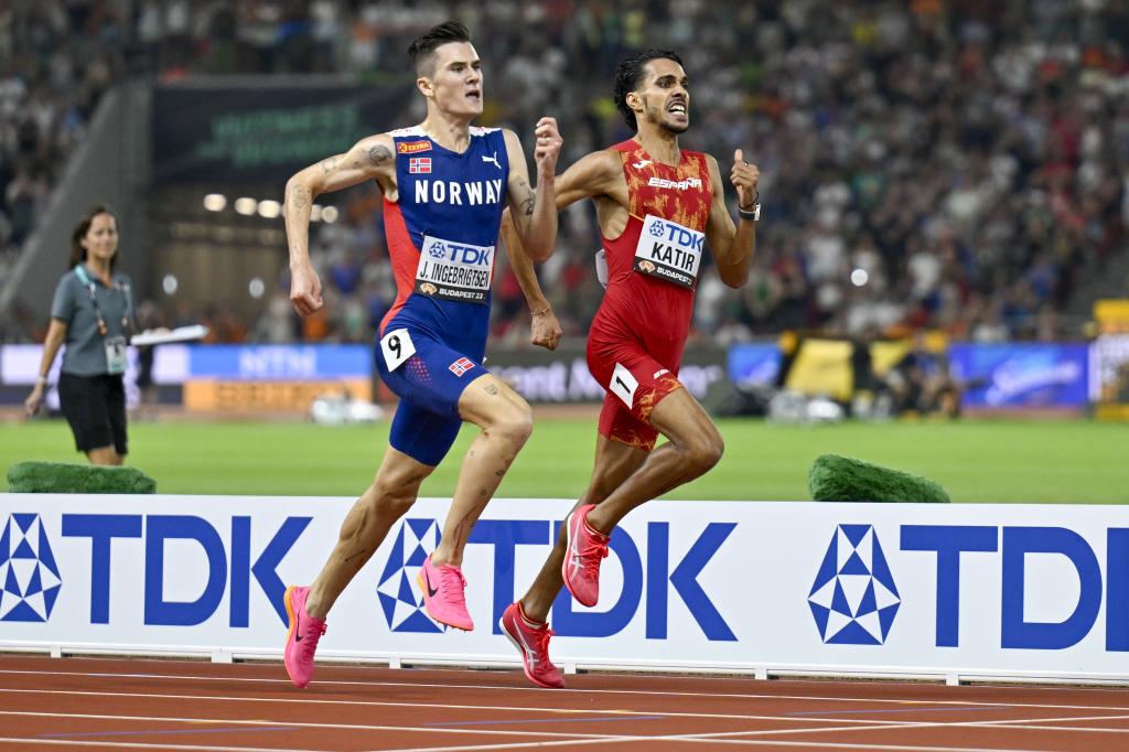 Jakob Ingebrigtsen con Mohamed Katir en el Mundial 2023