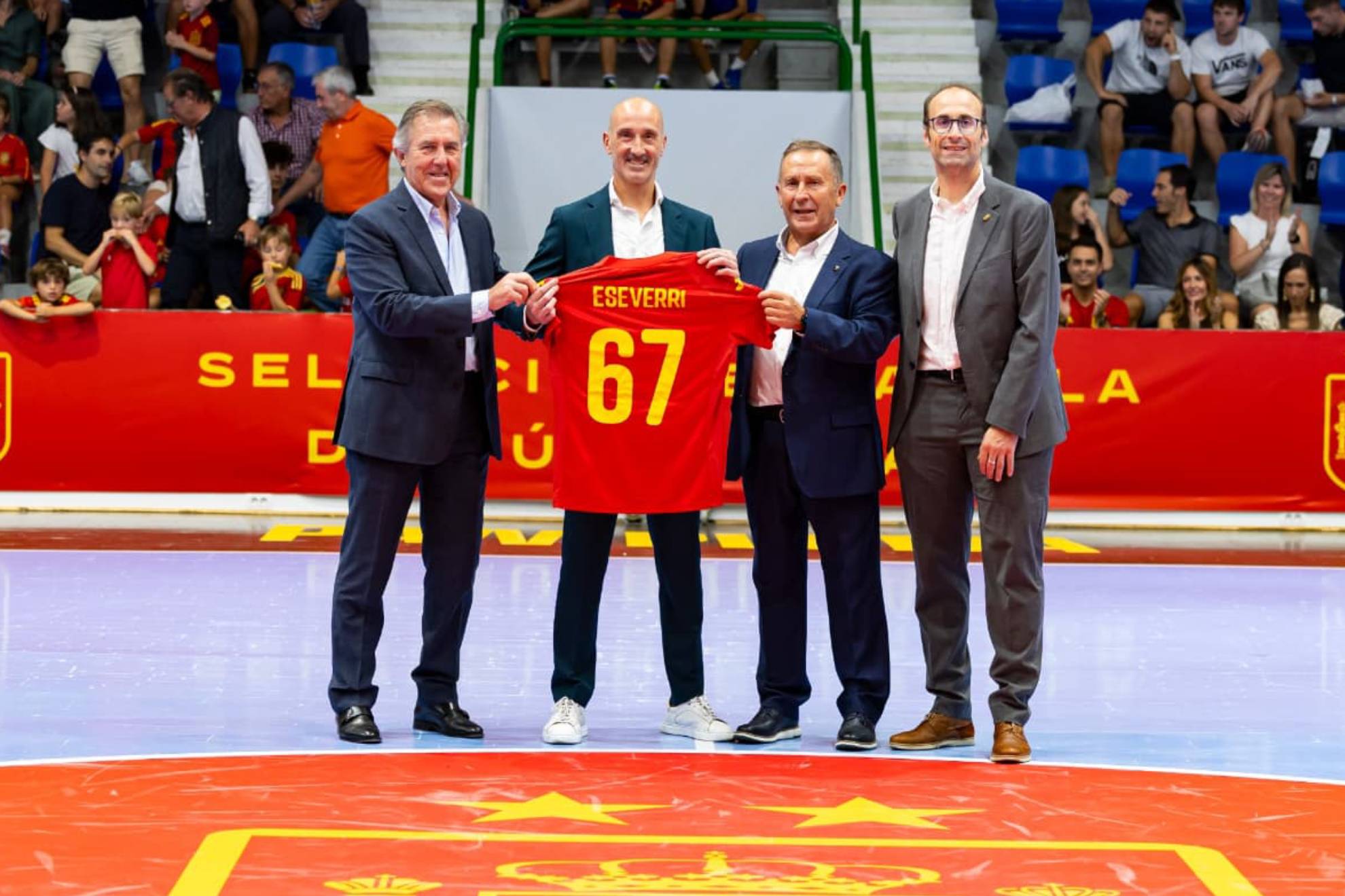 Javi Eseverri, homenajeado en Pamplona, recibió una camiseta conmemorativa de sus 67 partidos con España de manos de José Miguel Monje y Rafa del Amo