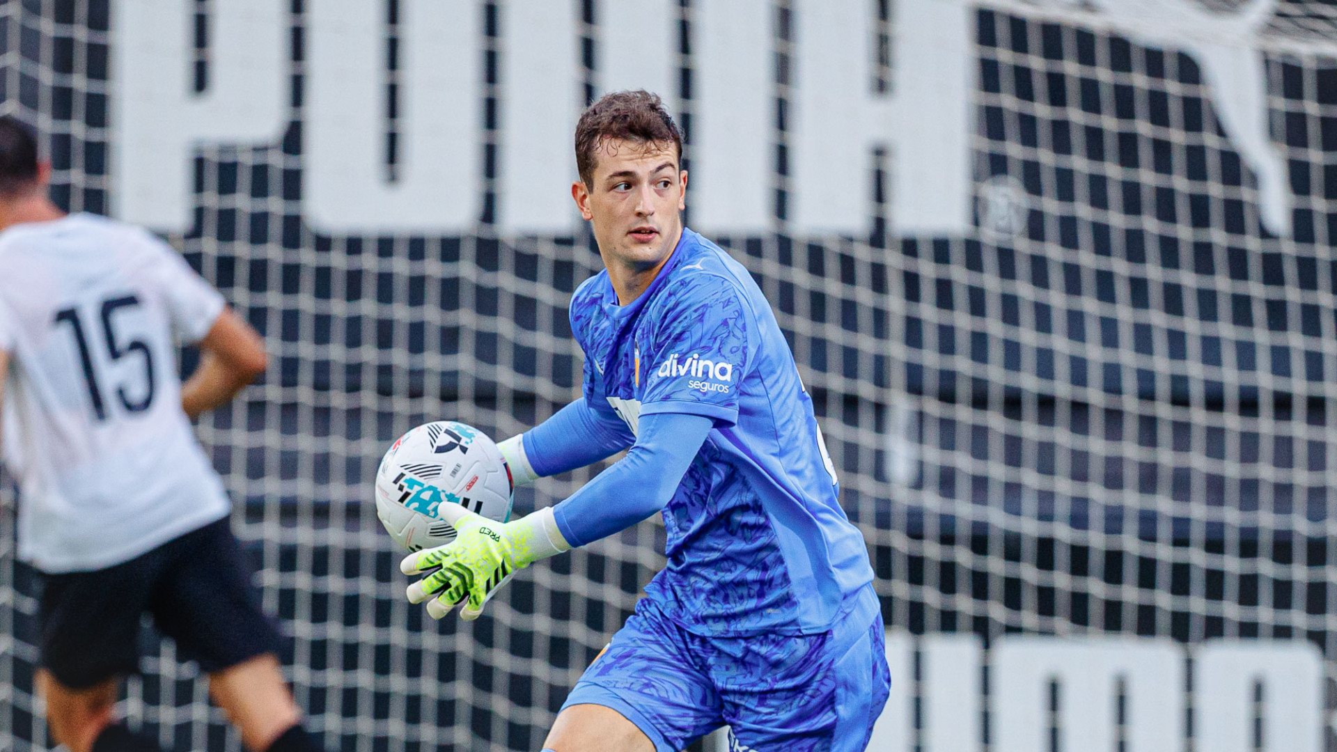Agirrezabala, en un partido de pretemporada con el Valencia.