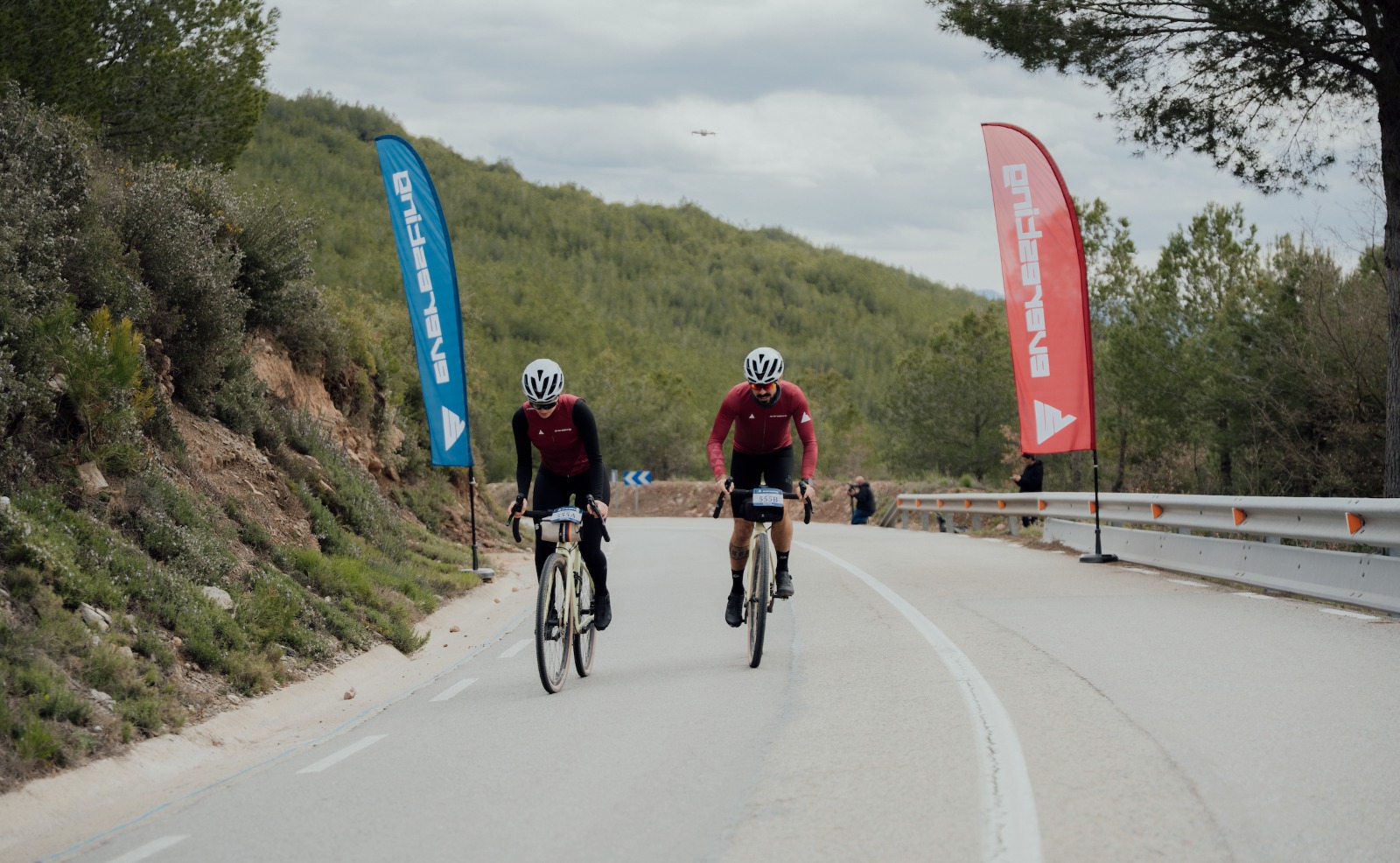 Dos ciclistas, en pleno esfuerzo.