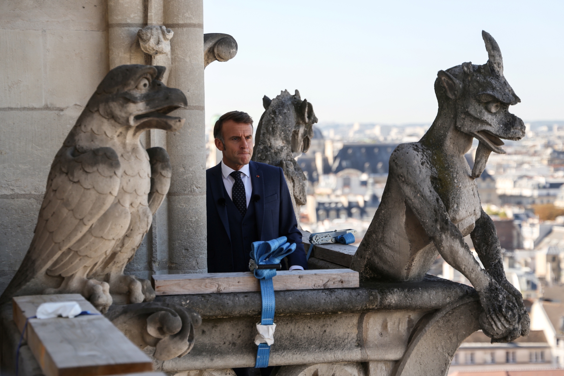 Emmanuel Macron en su visita a la Catedral de Notre Dame