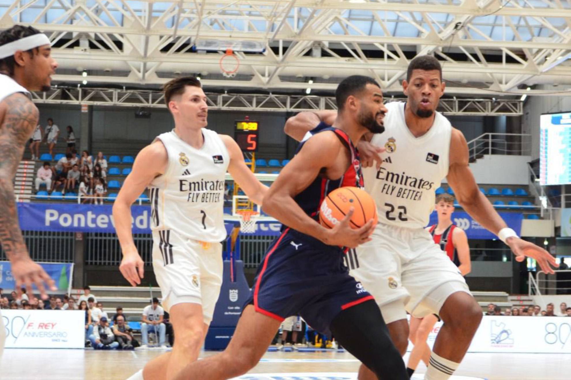 Luwawu-Cabarrot, rodeado por Okeke, Kramer y Tavares.