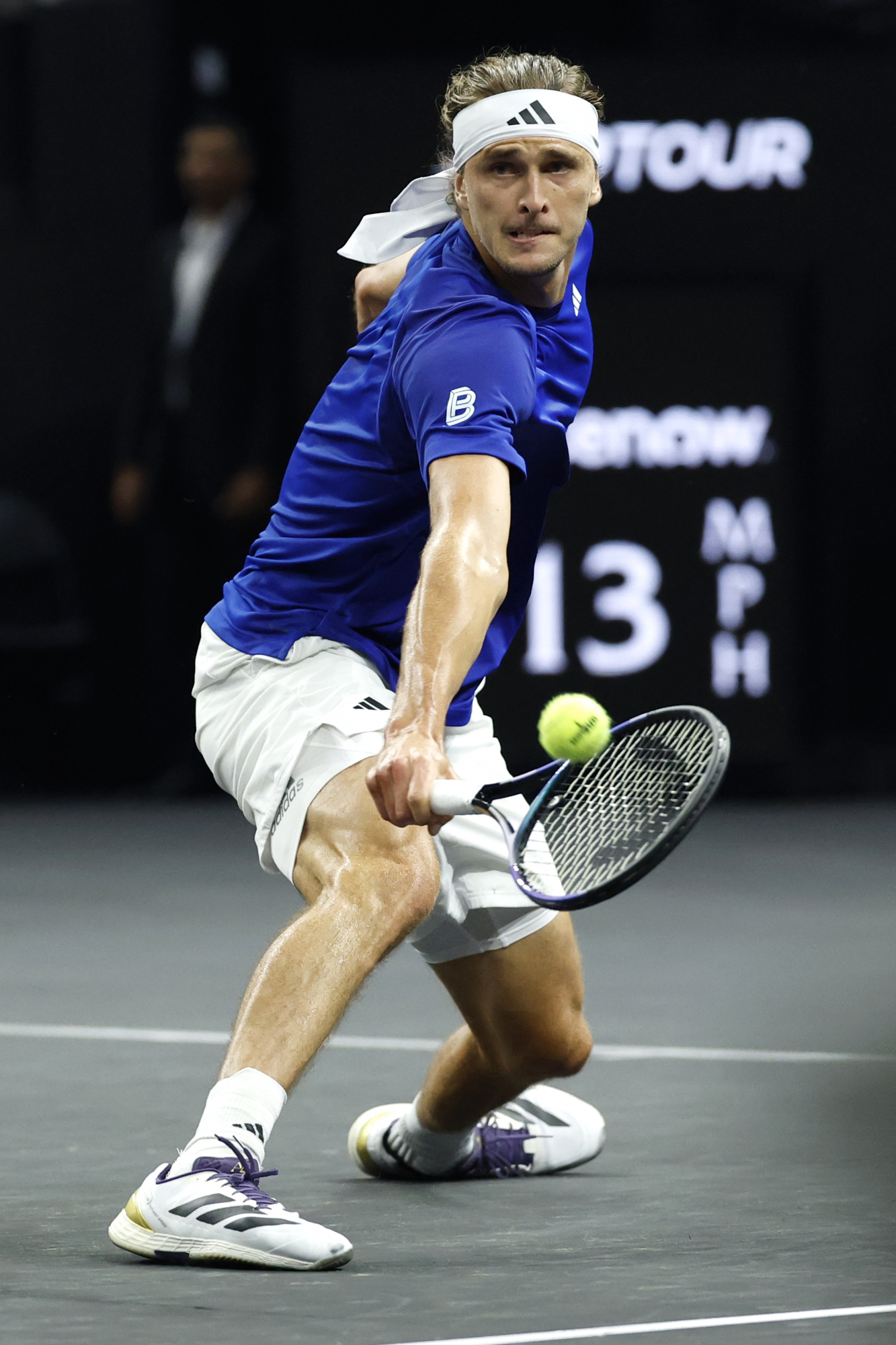 ZVEREV INTENTA LLEGAR A UNA PELOTA.